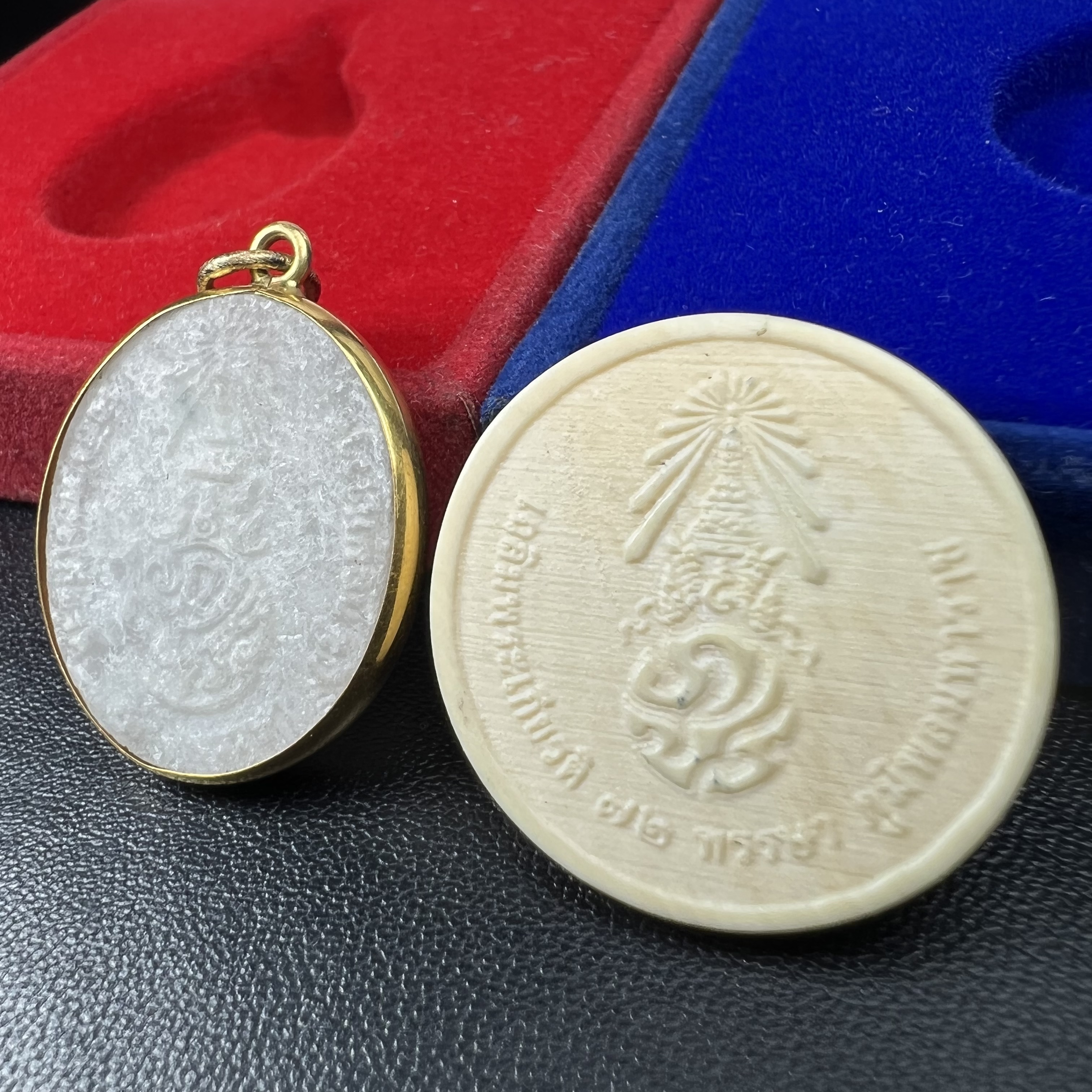 พระบรมฉายาลักษณ์ ร.9 เหรียญหยกรูปไข่เลี่ยมทองคำแท้(งานเลี่ยมเดิมจากผู้จัดสร้าง)+พระบรมฉายาลักษณ์ เหรียญคชสารหมื่นปี ร.9 หน้ากากทองคำ เฉลิมพระเกียรติ 72 พรรษา ภูมิพลมหาราช ปี 2542(1ชุด2องค์)(อีกหนึ่งวัตถุมงคลที่ระลึกของพระองค์ท่านที่พบเจอหายากมากในปัจุบัน)