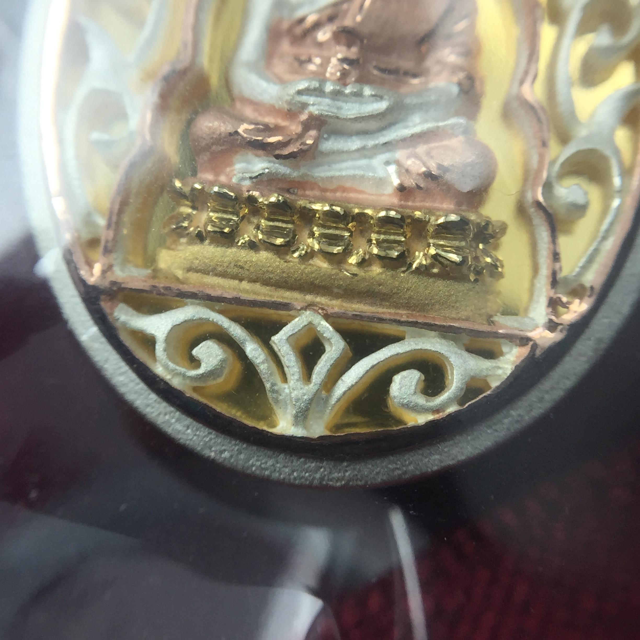 เหรียญหลวงพ่อทวด รุ่นมงคลบารมี วัดประสาทบุญญาวาส ปี 2545 เนื้อเงินสามกษัตริย์ พิมพ์ทรงรูปไข่เล็ก(ขนาด 2.0*1.8 ซม.)ฉลุลายฉากพี้นหลังสีทองสวยงาม ตอกโค๊ตมีหมายเลข พร้อมกล่องบรรจุเดิม