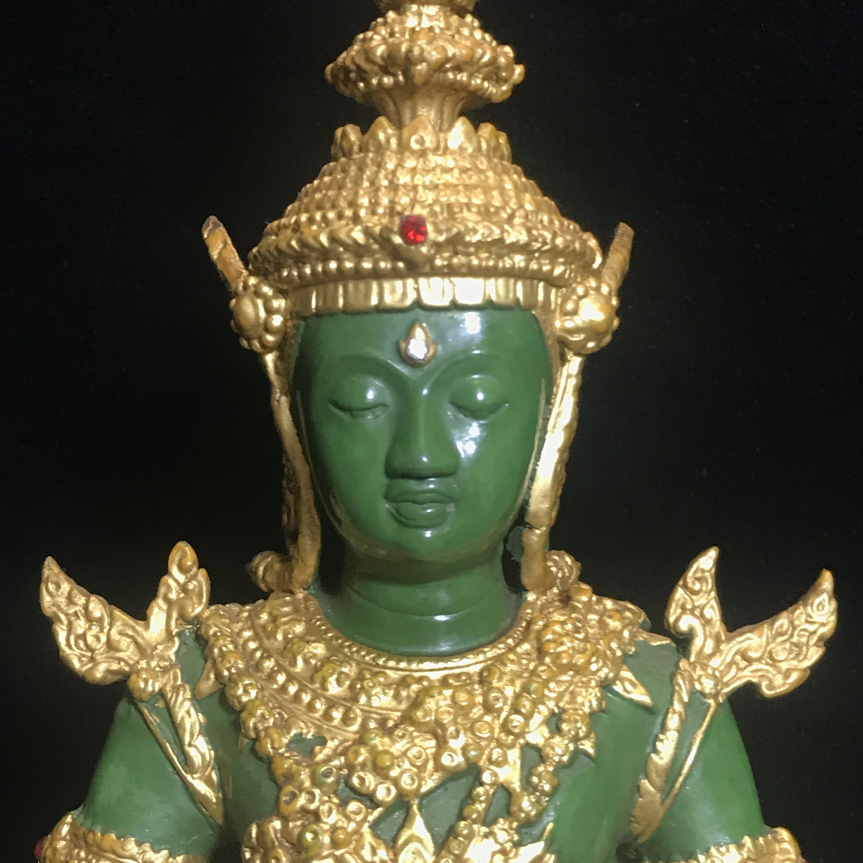 พระพุทธมหามณีรัตนปฏิมากร (จำลอง)พระแก้วมรกต วัดพุทธไทยถาวรวนาราม นครนิวยอร์ก ตรา ภปร. 6รอบ 72พรรษา ในหลวงรัชกาลที่9 ปี2542 ขนาดบูชาหน้าตัก 5นิ้ว หล่อเนื้อโลหะ(ในหลวงรัชกาลที่9 เสด็จเจิมพระสุหร่าย)(1ใน999องค์)