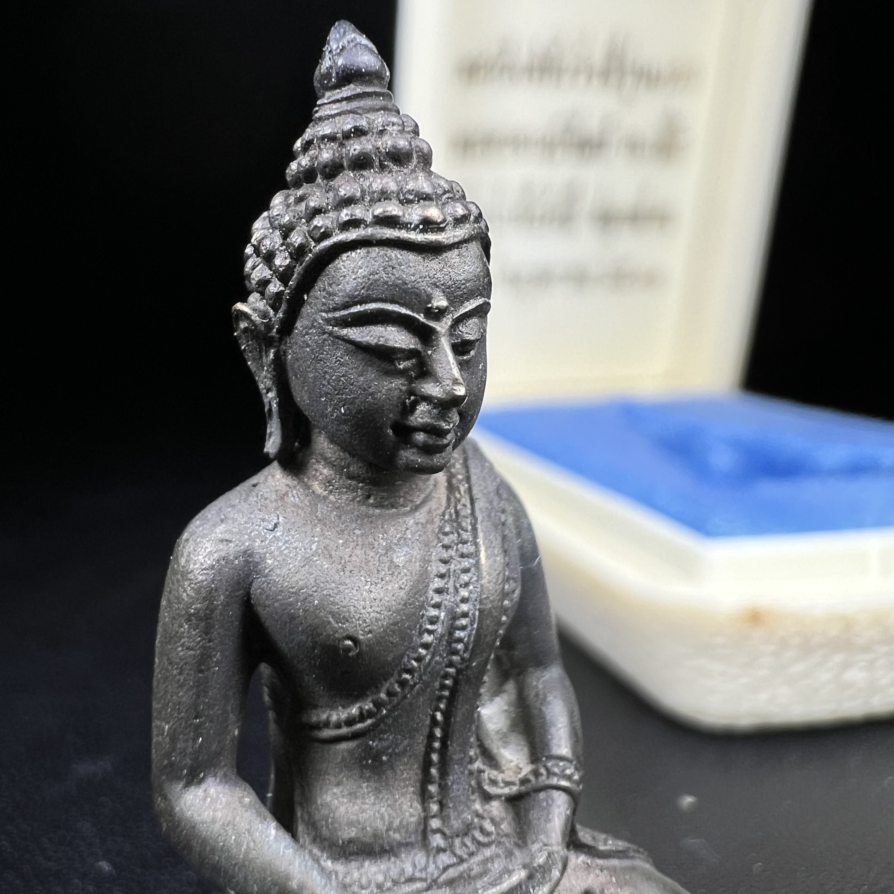 พระกริ่งพิชัยรังสี รุ่นแรก วัดป่าชัยรังสี จ.สมุทรสาคร ปี 2531 เนื้อนวโลหะ ออกแบบโดยนายช่างเกษม มงคลเจริญ ช่างมือหนึ่งแห่งยุค ปลุกเสกโดยพระเกจิอาจารย์ที่มีชื่อเสียงในยุคนั้นมาร่วมพิธีกันหลายรูป พุทธศิลป์ออกแบบได้สวยงดงาม พร้อมกล่องบรรจุเดิมครบ