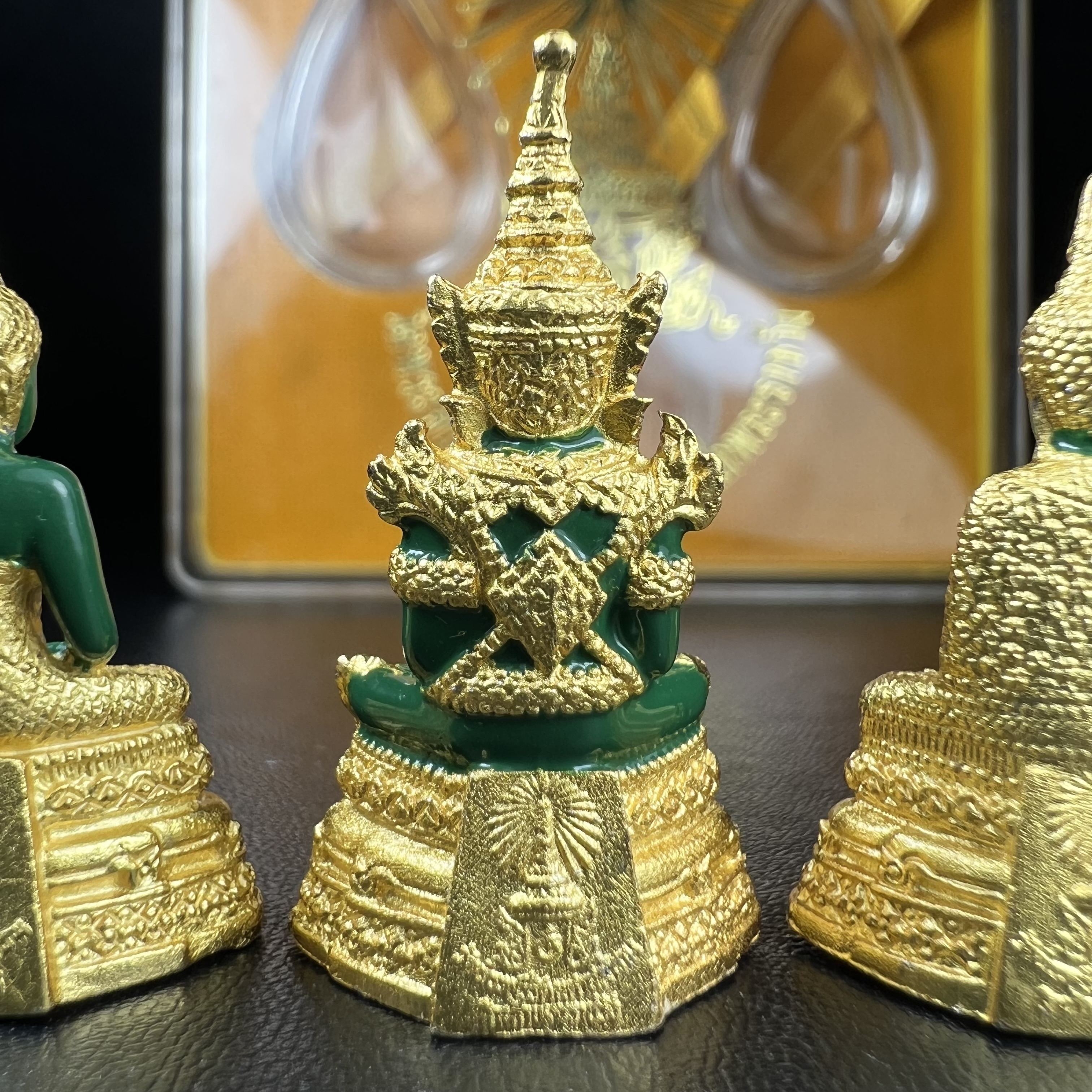 พระพุทธมหามณีรัตนปฏิมากร(พระแก้วมรกต) วัดพระศรีรัตนศาสดาราม สำนักพระราชวัง จัดสร้าง ชุด3 ฤดู ร้อน ฝน หนาว(บรรจุมวลสารใต้ฐาน)
