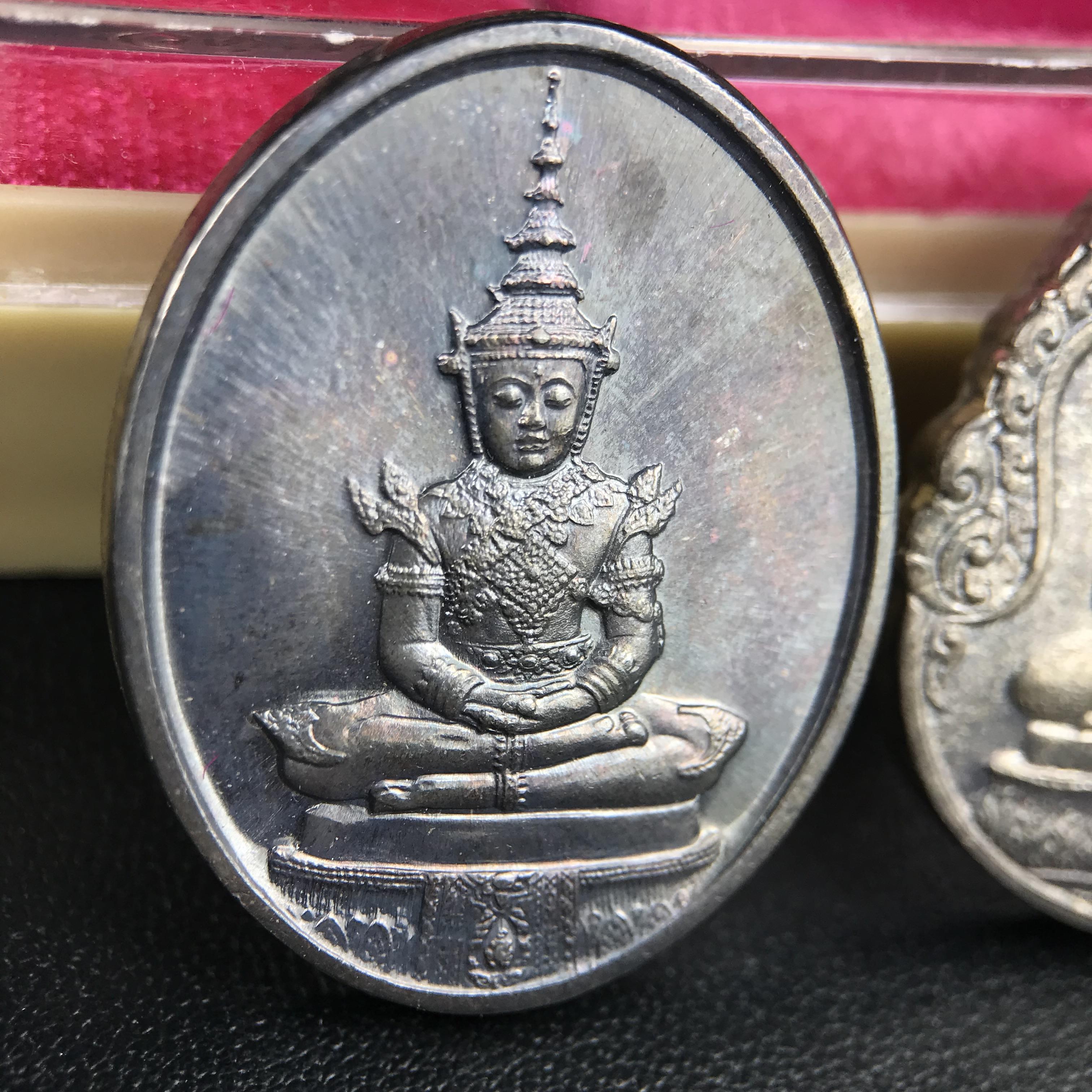 เหรียญพระแก้วมรกตหลัง ภปร. ฉลองกรุงรัตนโกสินทร์ครบ 200 ปี พ.ศ.2525 เนื้อเงิน(ผิวเดิมสวย)กล่องบรรจุเดิมครบ 3พิมพ์ ร้อน ฝน หนาว(บล็อกแรกไม่มีพระราชศรัธานิยม)(ในหลวงรัชกาลที่9 เสด็จในพิธี)พระคู่บ้านคู่เมือง...พระดี...พิธีใหญ่(บล็อกแรกครบชุด ผิวเดิม หายาก)