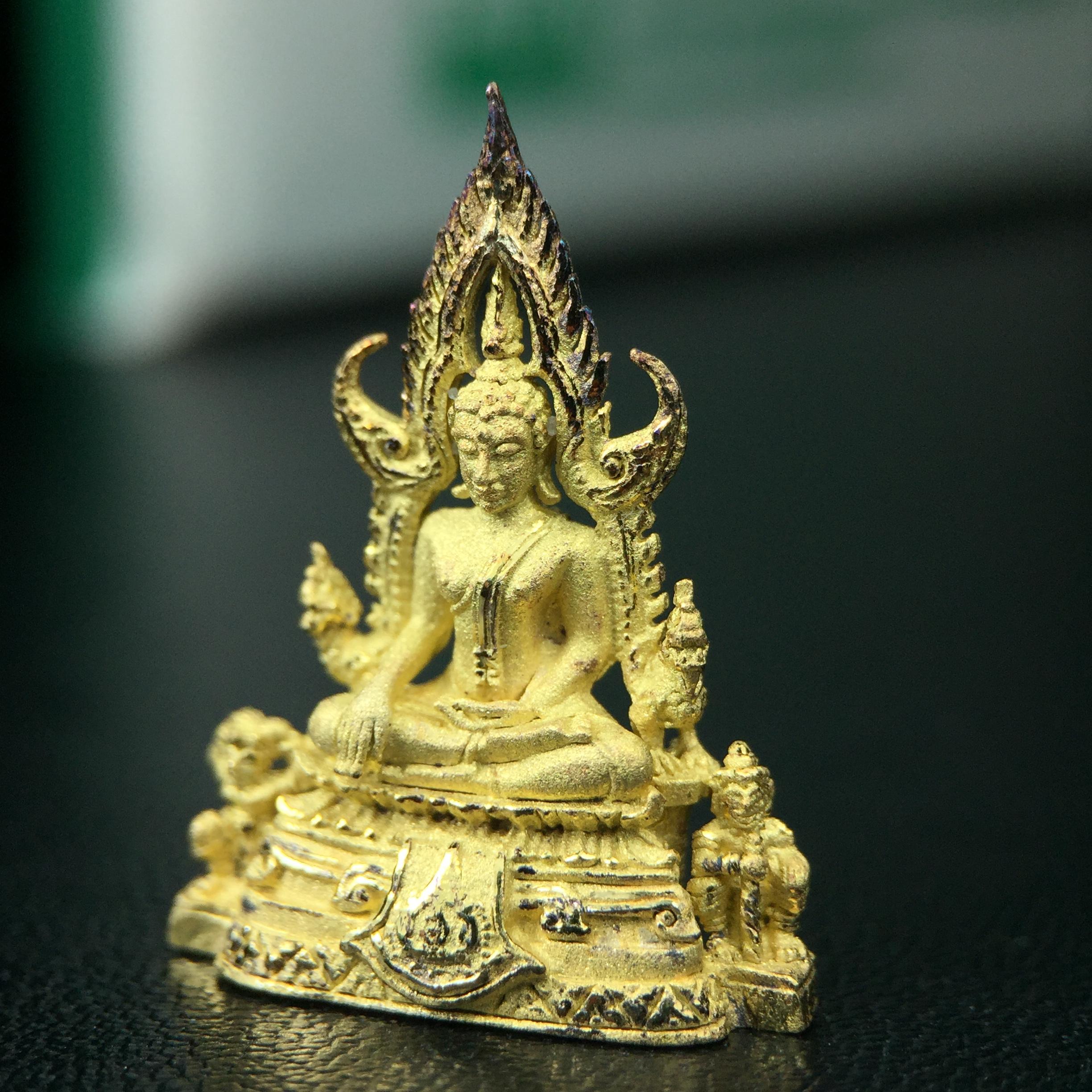 พระพุทธชินราช ภปร. ในวโรกาสพระราชพิธีมหามงคล เฉลิมพระชนมายุ6รอบ 5ธันวาคม2542 มูลนิธิพิทักษ์ดวงตาประชาชน จัดสร้าง เนื้อเงินบริสุทธิ์ 99.9% แบบชุบทองประกายเพชร 3 ไมครอน พิมพ์กลาง ขนาดสูง 2.4 ซม. พร้อมกล่องบรรจุเดิม