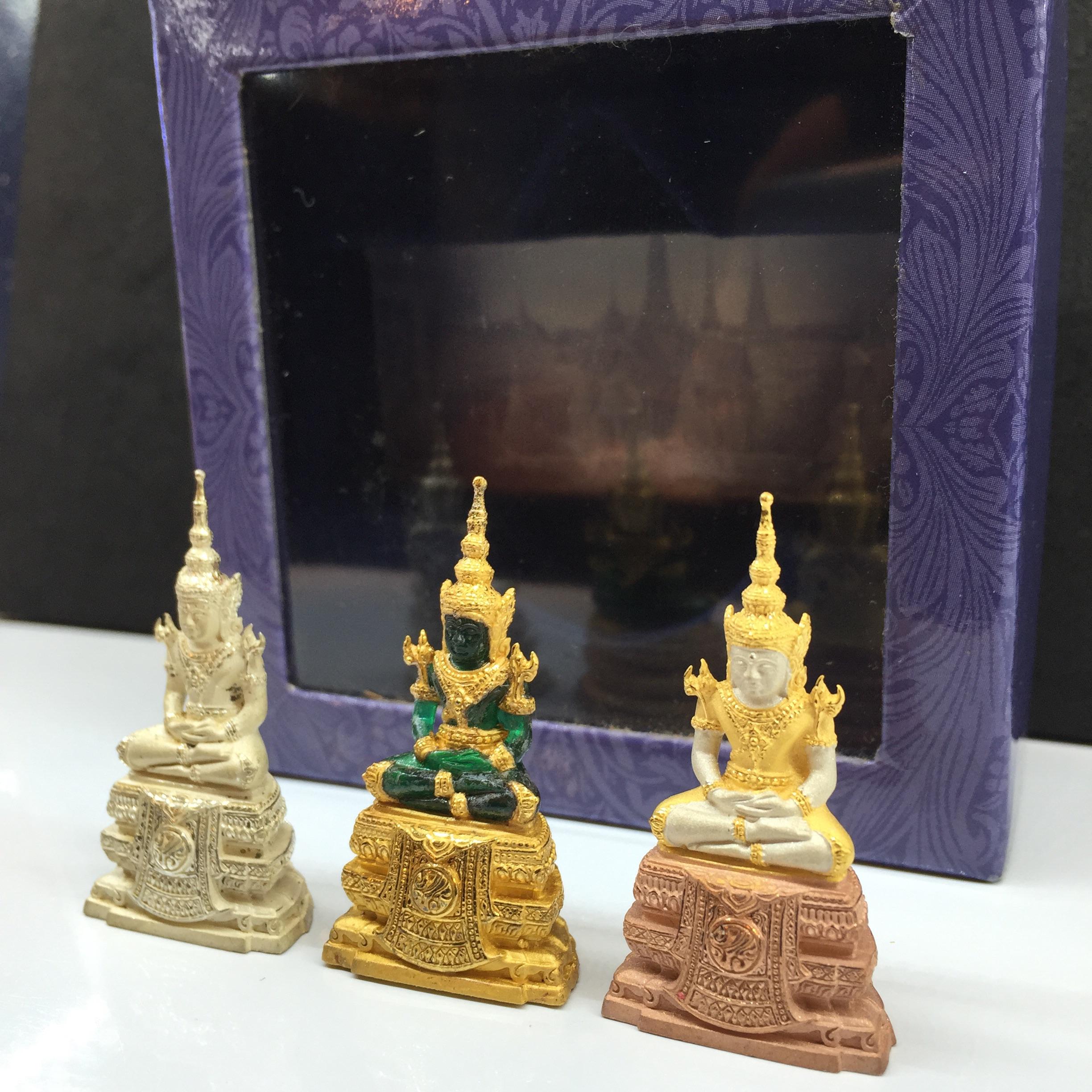 พระแก้วมรกตลอยองค์ ภปร.หน้าตัก 1/2 นิ้ว จัดสร้างโดยรพ.ภูมิพลฯ ปี2547 เนื้อเรซินหุ้มทองคำ+เนื้อเงิน+เนื้อเงินสามกษัตริย์