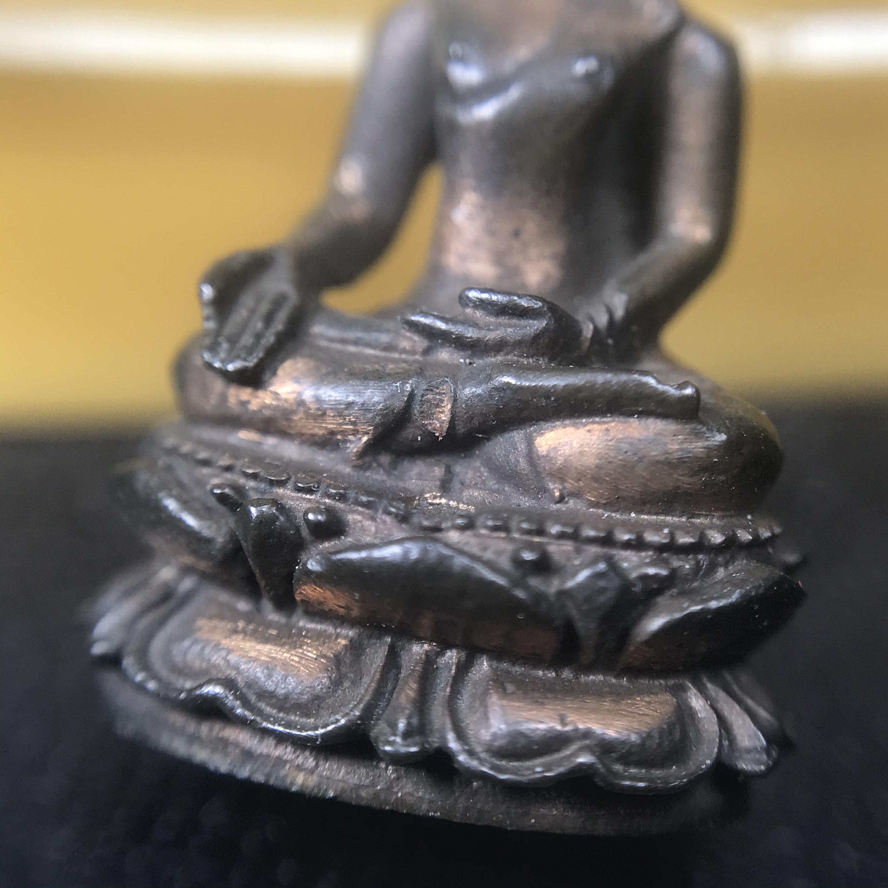 พระกริ่งไพรีพินาศ(รุ่นแรก สมเด็จพระญาณสังวร) วัดเพชรวราราม รุ่นเขาค้อ เนื้อนวโลหะ ตอกโค้ต ปี2520 จ.เพชรบูรณ์(คัดสภาพสวยครบกล่องบรรจุเดิม)(1ใน2309 องค์)