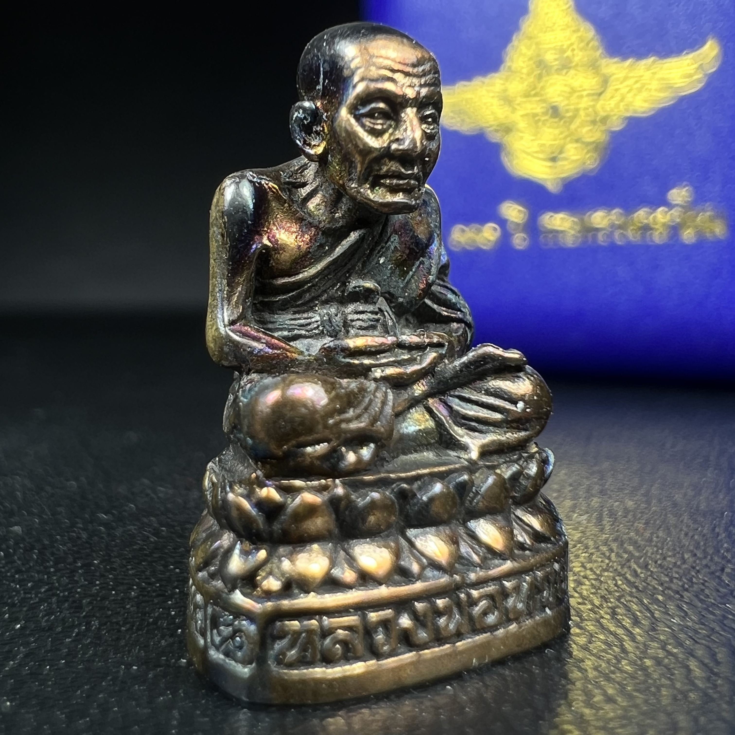 รูปเหมือนหล่อลอยองค์หลวงปู่ทวด รุ่น 111ปี กระทรวงกลาโหม เนื้อนวโลหะรมดำ-ปัดเงา ปี2540 พิธีใหญ่ เข้มขลัง นิยม พร้อมกล่องบรรจุเดิม(คัดสภาพสวยผิวเทพๆผิวรุ้งๆ)ทั้งพิธีทั้งพุทธศิลป์ทรงคุณค่าอีกหนึ่งรุ่นยอดนิยม