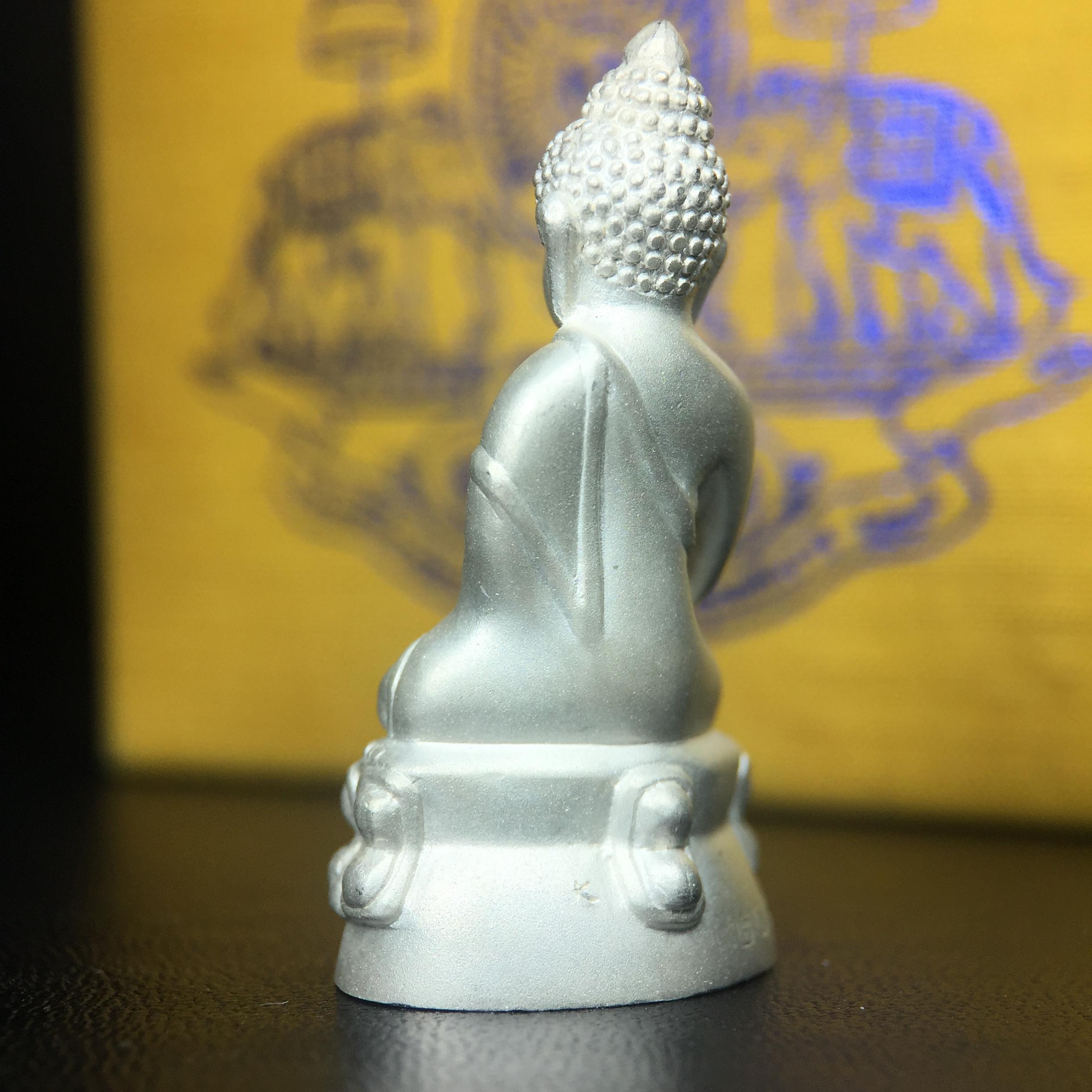 พระกริ่งสมเด็จญาณ วัดบวรนิเวศวิหาร เนื้อเงินบริสุทธิ์ 92.5% ตรากาญจนาภิเษกทองคำ(เนื้อทองคำแท้) พระราชทานแจกเมื่อ 3 ตุลาคม 2538 จัดสร้างในวโรกาส สมเด็จพระญาณสังวร สมเด็จพระสังฆราช ฉลองพระชนมายุครบ 82 พรรษา และฉลองครองราชสมบัติครบ 50 ปี รัชกาลที่ 9(หายาก)