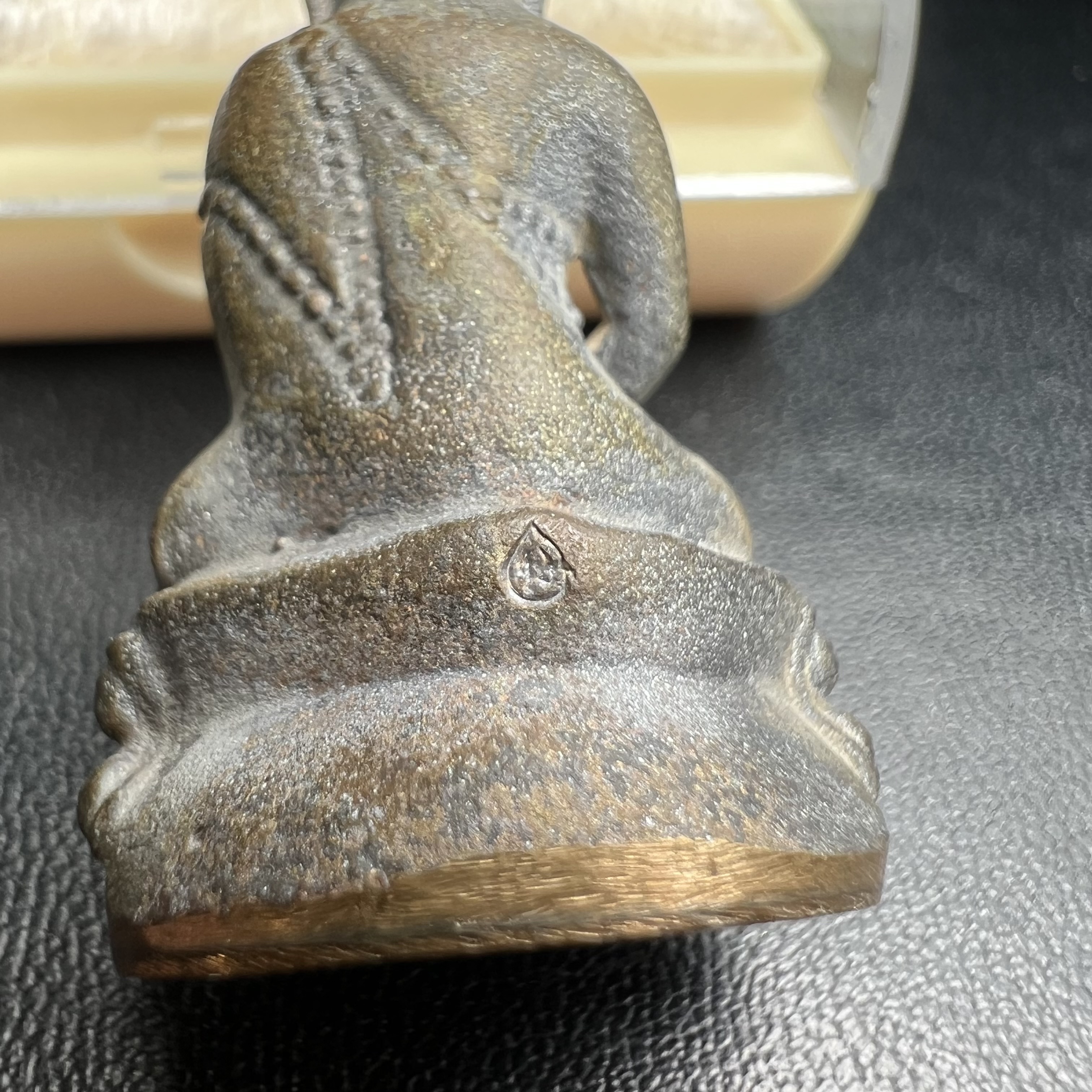 พระกริ่งชินบัญชรฉลองพระชันษา 100 ปี สมเด็จพระญาณสังวร วัดบวรนิเวศวิหาร ปี 2556 เนื้อนวโลหะผสมทองคำก้นทองแดง พิธีใหญ่ มวลสารเด่น นิยม(1 ใน 2556 องค์)***องค์หมายเลข ๙๙๔***