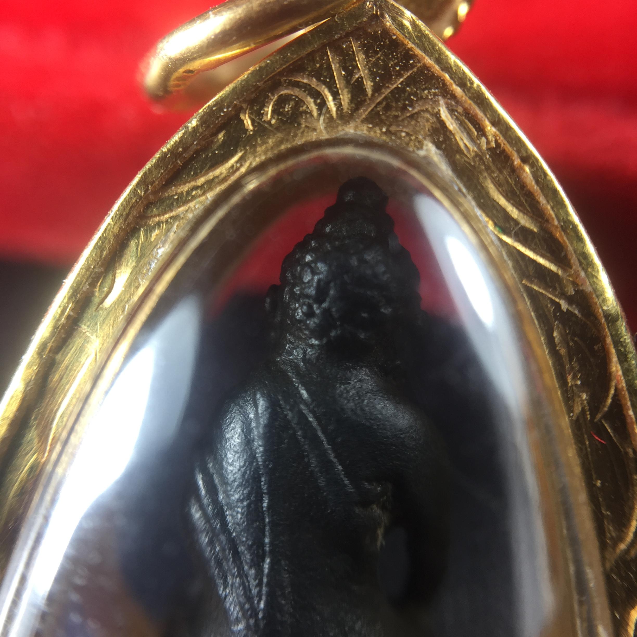 พระกริ่ง-พระชัยวัฒน์ ปวเรศ ปี2530 วัดบวรนิเวศราชวรวิหาร(องค์พระชัยวัฒน์เลี่ยมกรอบทองคำแท้)(ในหลวง ร.9 เสด็จเททอง)(บรรจุเส้นเกศาในหลวงรัชกาลที่9)พร้อมสูจิบัตรเดิมตอนจัดสร้าง(สภาพสวยครบสมบูรณ์) (องค์หน้าใหญ่)(องค์ทองทบ)แบบพิมพ์นิยมหายาก