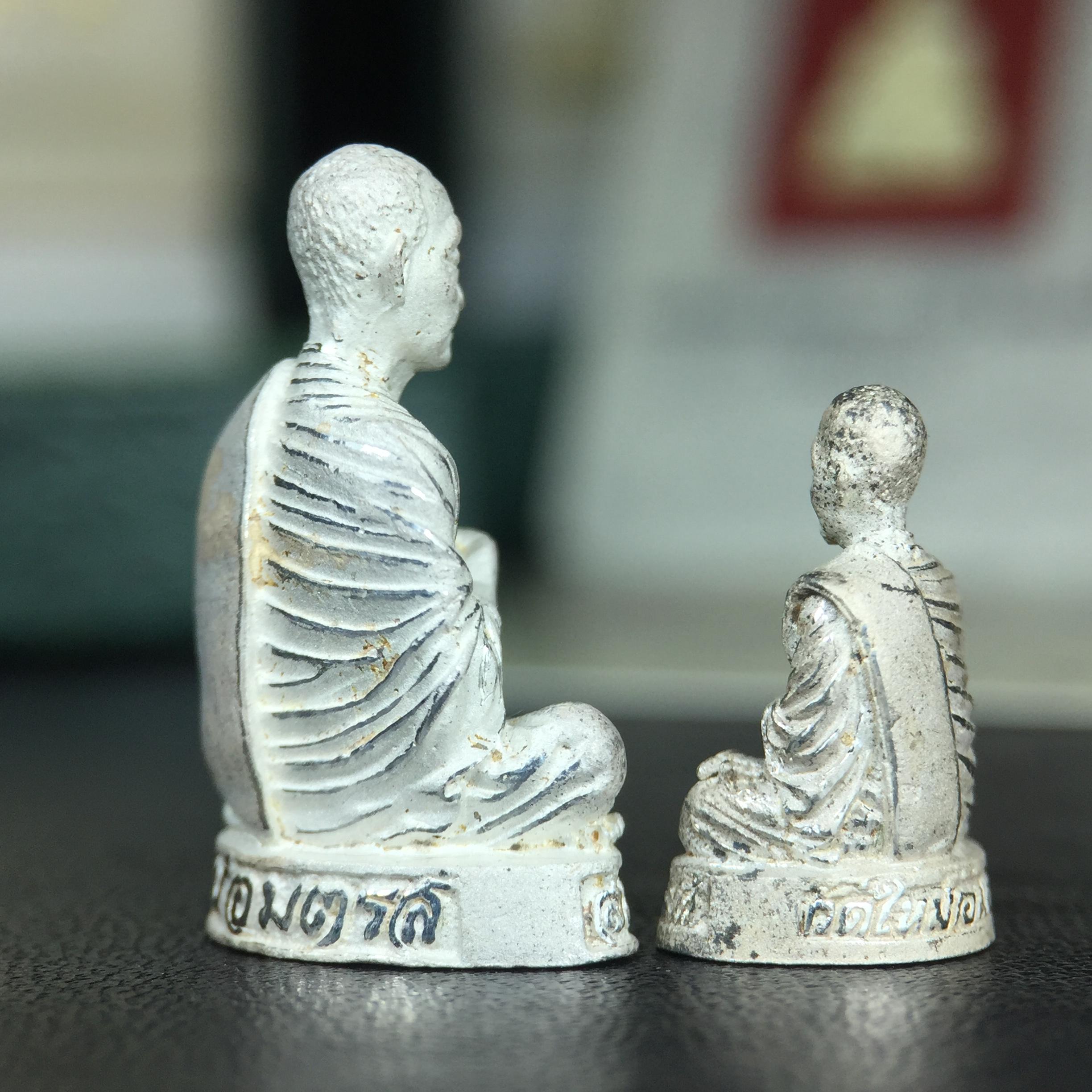 รูปเหมือนลอยองค์ สมเด็จพระพุฒาจารย์ (โต พรหมรังสี)เนื้อเงินบริสุทธิ์ 99.9% แบบทรายนวลขัดเงาบางส่วน (พิมพ์ใหญ่+พิมพ์เล็ก) วัดใหม่อมตรส บางขุนพรหม ปี2540 รุ่นกาญจนาภิเษก จัดสร้างในวโรกาสที่รัชกาลที่ 9 ทรงครองสิริราชสมบัติ ครบ 50ปี พร้อมกล่องใบรับรองเดิมครบ