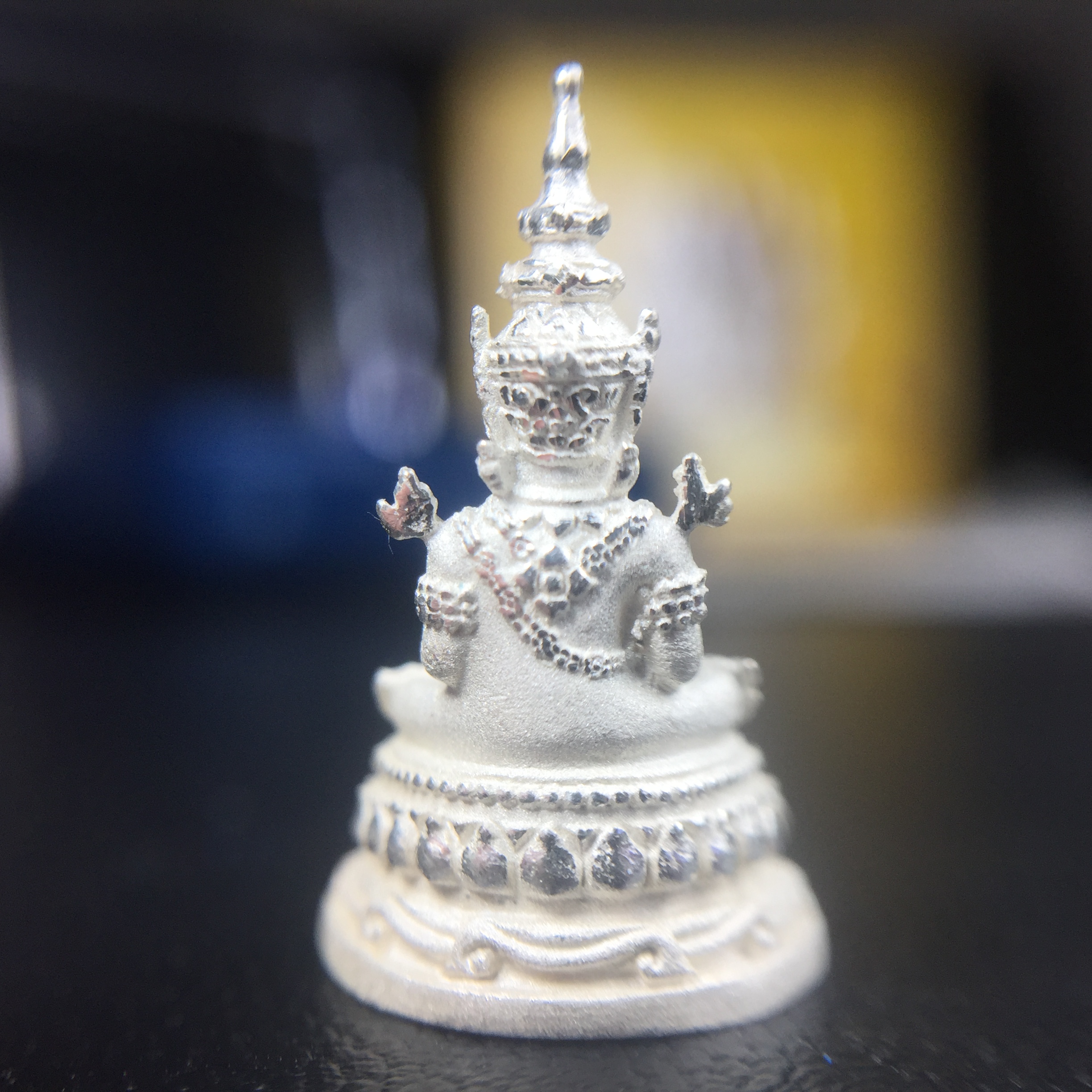 พระแก้วมรกต(จำลอง)ลอยองค์ ขนาดหน้าตัก 1/4 นิ้ว ทรงเครื่องฤดูร้อน เนื้อเงิน ตราสัญลักษณ์ฉลองสิริราชสมบัติครบ 60 ปี พ.ศ.2549