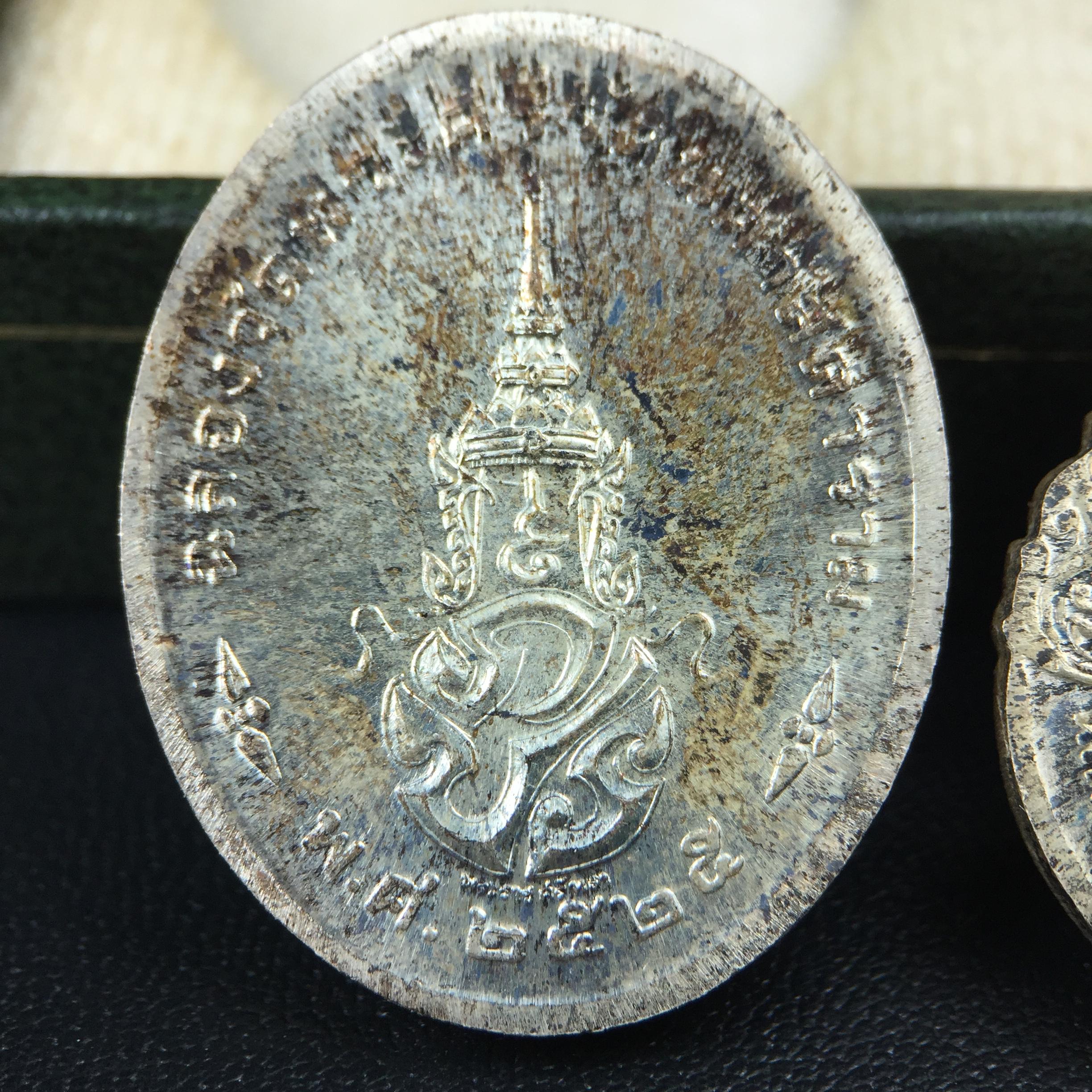 เหรียญพระแก้วมรกตหลัง ภปร. ฉลองกรุงรัตนโกสินทร์ครบ 200 ปี พ.ศ.2525 เนื้อเงิน(ผิวเดิม สวย)กล่องบรรจุเดิมครบ3พิมพ์(บล็อกพระราชศรัธา)(ในหลวงรัชกาลที่9 เสด็จในพิธี)ชอบเก็บแบบผิวเดิมๆชุดนี้เลยแนะนำ ผิวเดิมสวยมาก เสน่ห์พระเนื้อเงิน