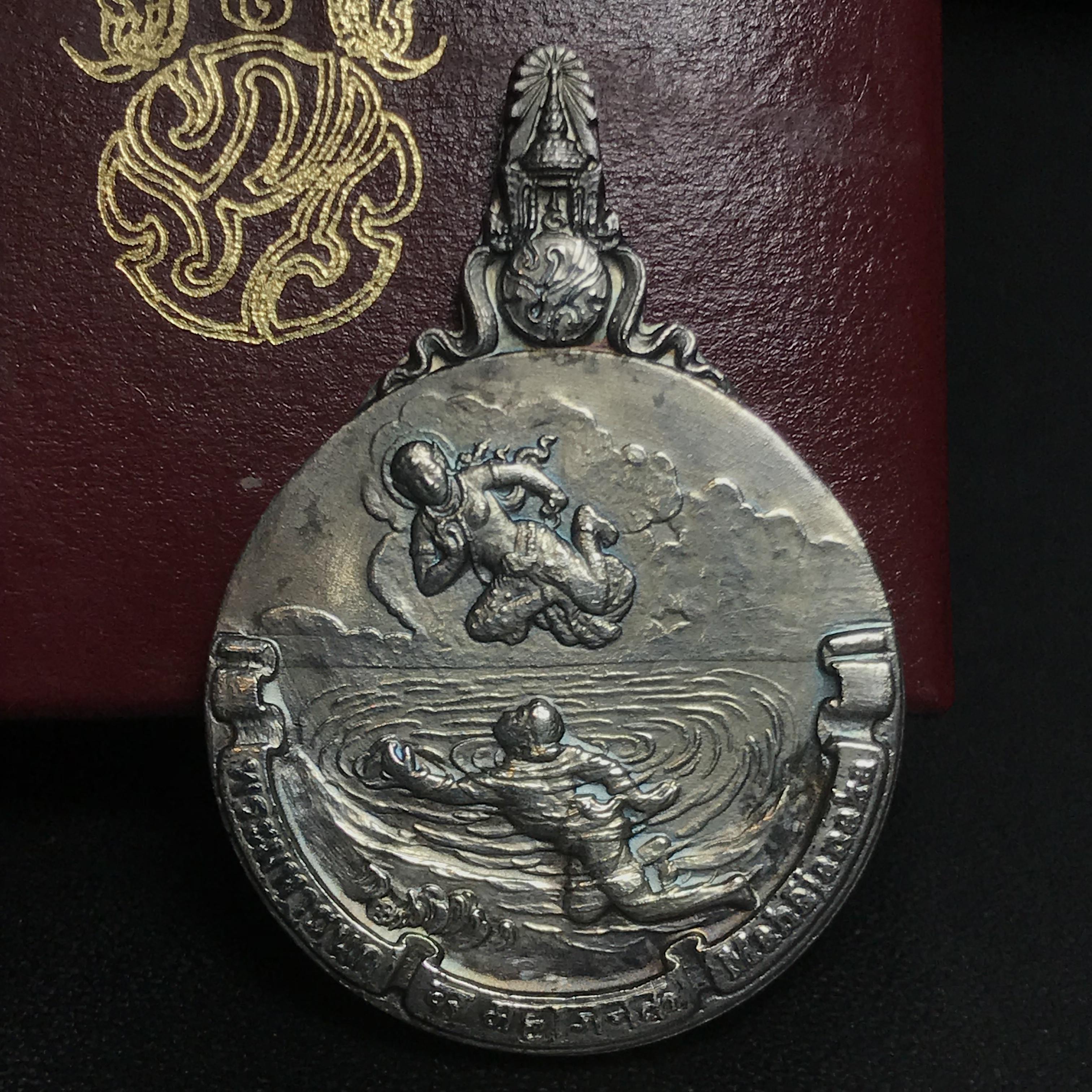 เหรียญพระมหาชนก ปี2539(รุ่นแรก) เนื้อเงิน พิมพ์ใหญ่บล็อกนิยมหายากสุดในรุ่น(วงเดือน คอจุด) ผิวเดิมสีรุ้งธรรมชาติแบบนิยม พร้อมหนังสือสภาพสวยครบชุด