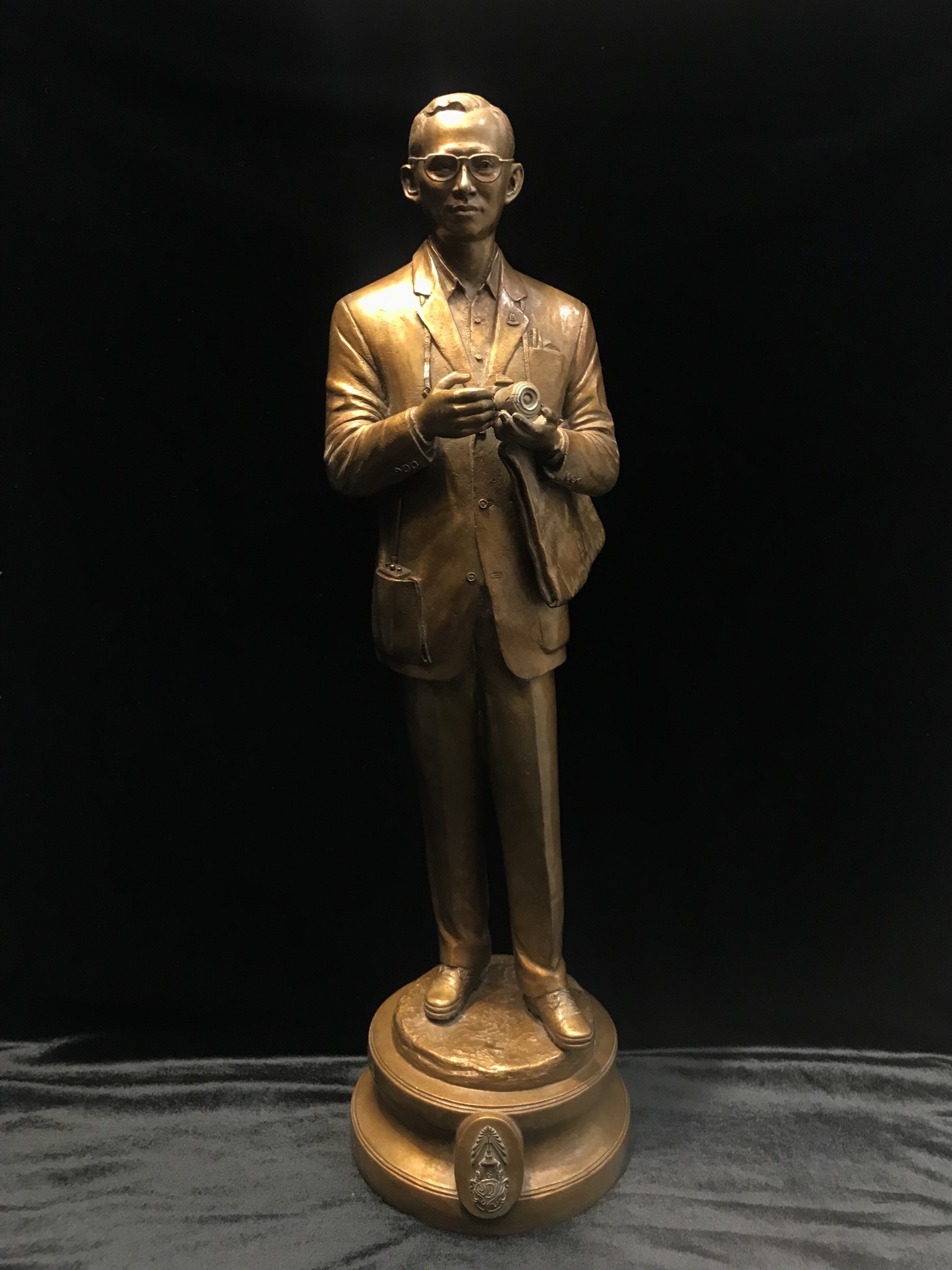 รูปหล่อพระบรมรูปพระบาทสมเด็จพระเจ้าอยู่หัว “ทรงงาน” เนื่องในโอกาสเฉลิมพระชนมพรรษา 86 พรรษา 5 ธันวาคม 2556 (ในหลวงท่านทรงดำริให้จัดสร้าง และ ตรวจงานด้วยพระองค์เอง)