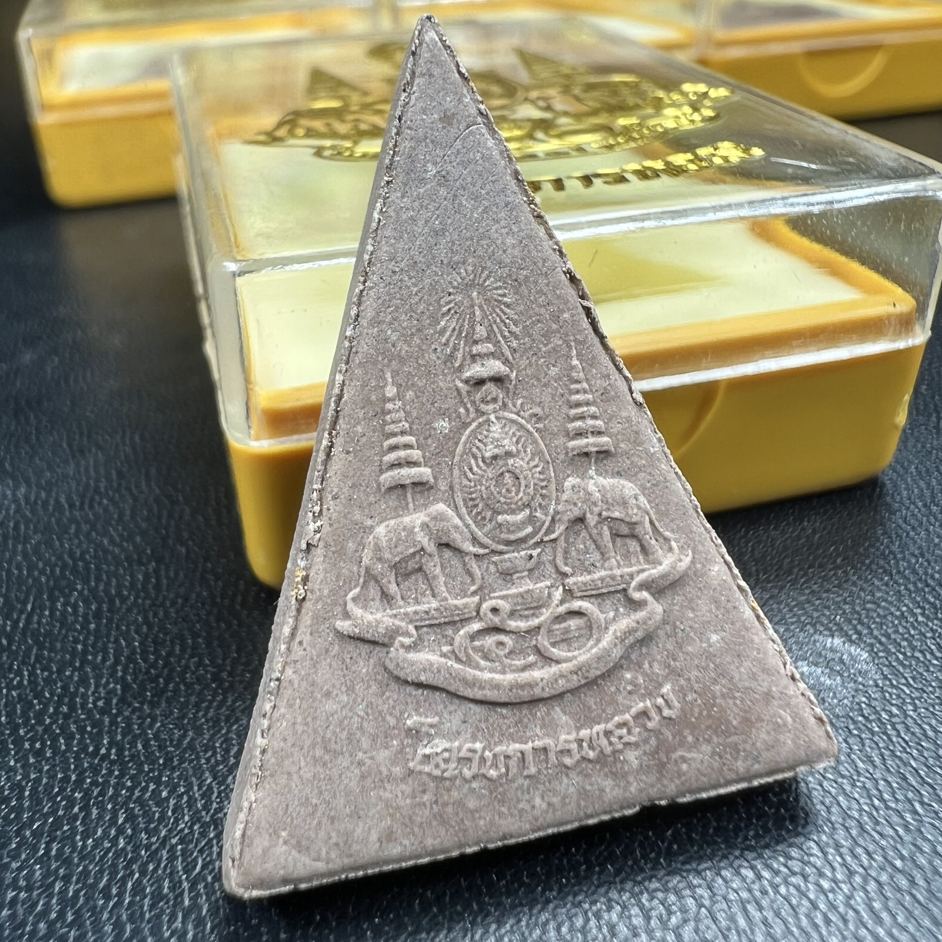 พระพุทธนวราชบพิตร พระพิมพ์จิตรลดา เนื้อผง โครงการหลวง ปี 2539 จัดสร้างในปีมหามงคลกาญจนาภิเษกในหลวงรัชกาลที่ 9 ครองศิริราชย์ครบ 50 ปี คัดสวย พร้อมกล่องบรรจุเดิม พิธีใหญ่ ปลุกเสกวัดพระแก้ว(พิธีดี มวลสารมงคล)