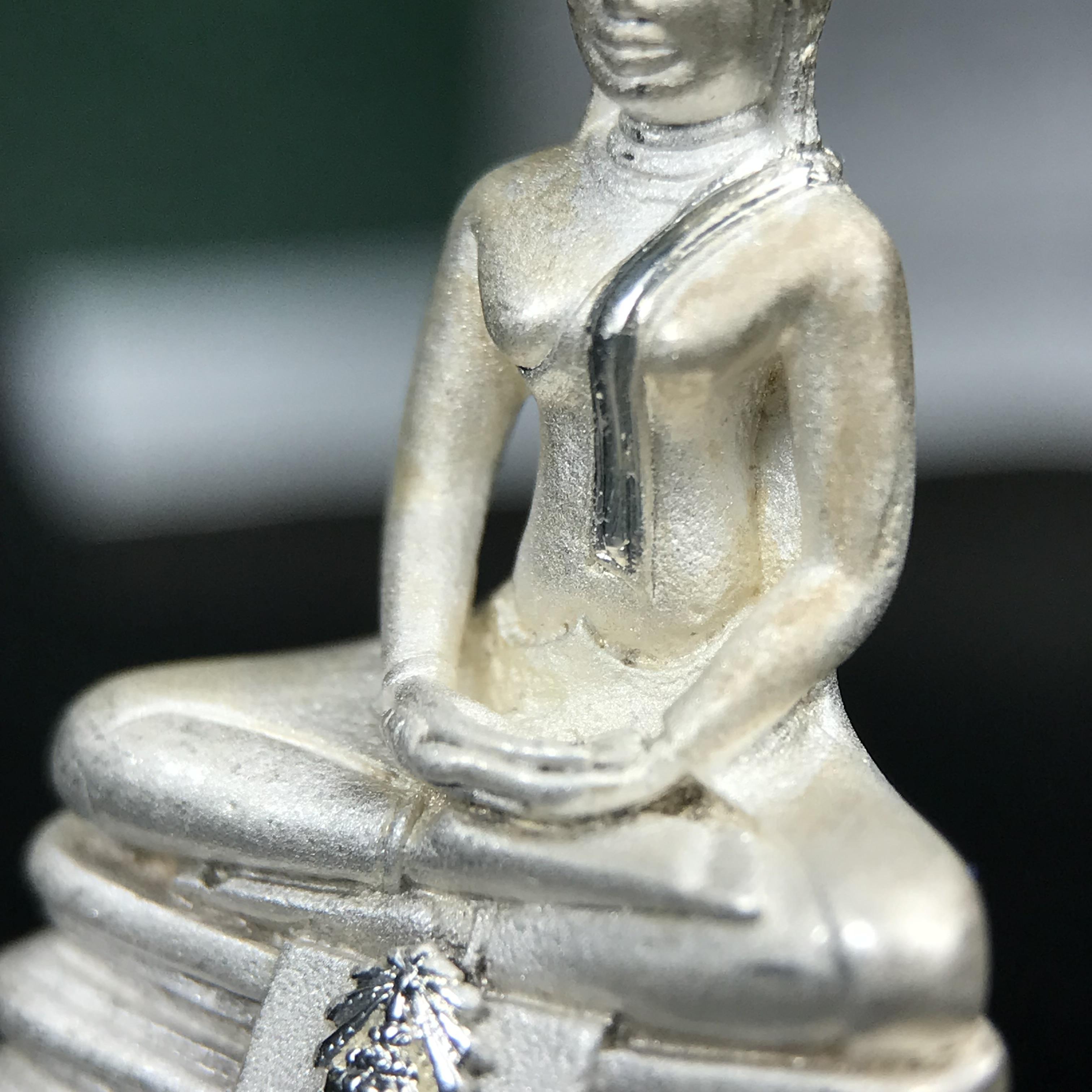 พระพุทธโสธร ภปร. รุ่นย้อนยุค สร้างพระอุโบสถ สมาคมชาวฉะเชิงเทรา จัดสร้าง ปี 2539 วโรกาสครองสิริราชสมบัติครบ 50 ปี เนื้อเงินทรายนวลขัดเงาบางส่วน พร้อมกล่องบรรจุและใบรับรองเดิม