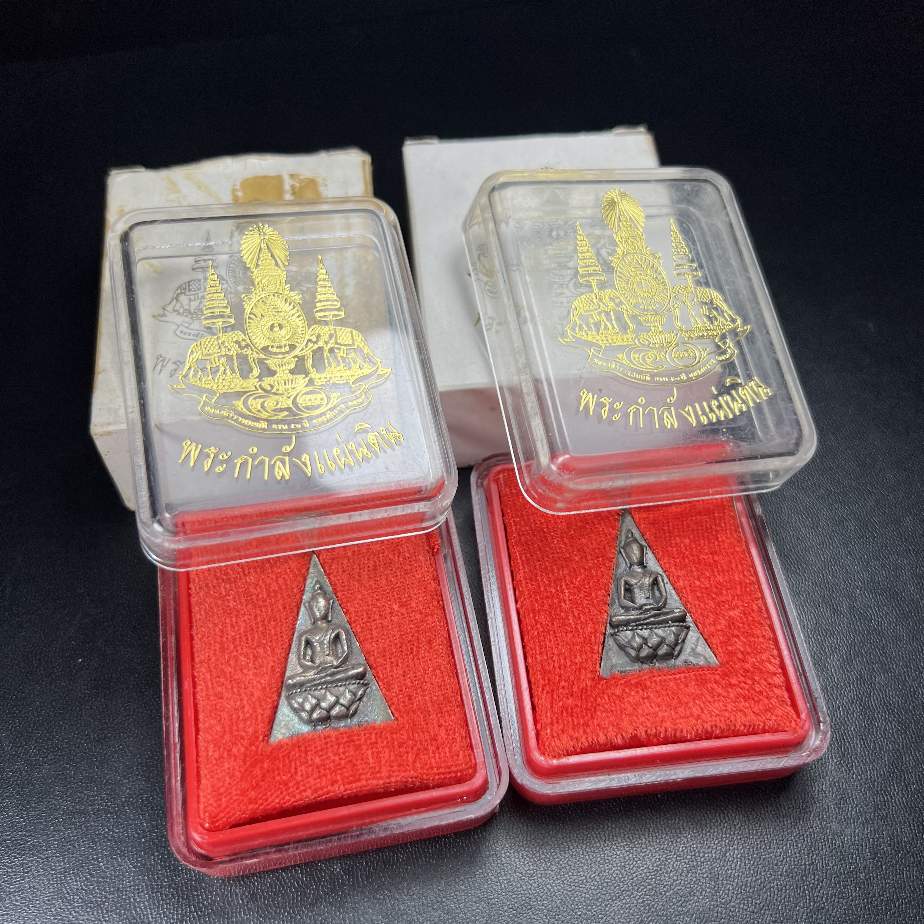 พระกำลังแผ่นดิน (สมเด็จจิตรลดา2) จัดสร้างเฉลิมพระเกียรติ ร.9 ครองราชย์ 50 ปี 2539 เนื้อนวโลหะ+เนื้อนวโลหะ(1ชุดรวม2องค์)(สร้างน้อยหายาก)พร้อมกล่องบรรจุเดิมครบสมบูรณ์(1ใน2539องค์)