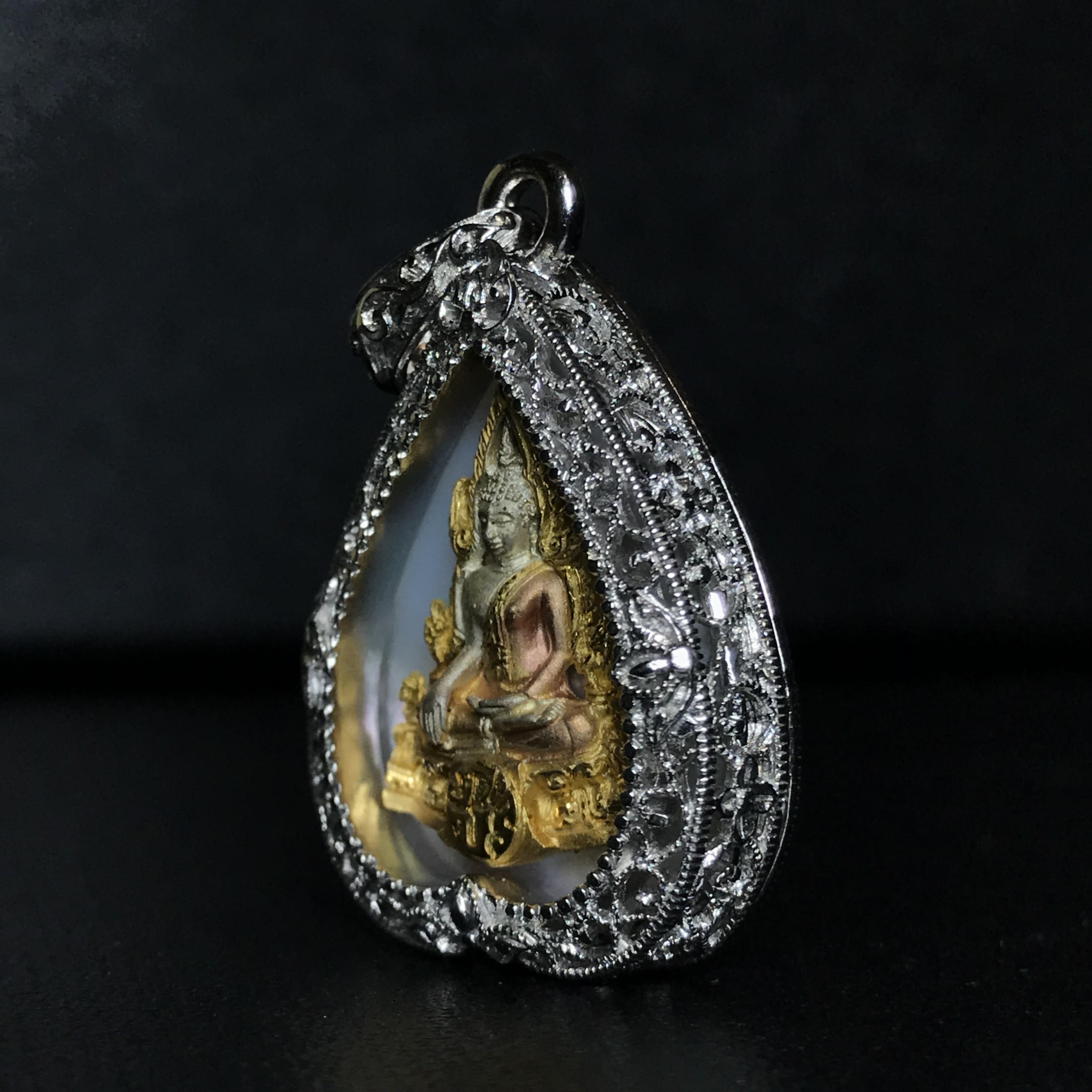 พระพุทธชินราช ภปร. โครงการ "เพราะแผ่นดินนี้ คือ แผ่นดินเกิด" ปี2548(รุ่นแรก) เหรียญทรงใบโพธิ์ ขนาด 21 x 29 มม. เนื้อเงินสามกษัตริย์