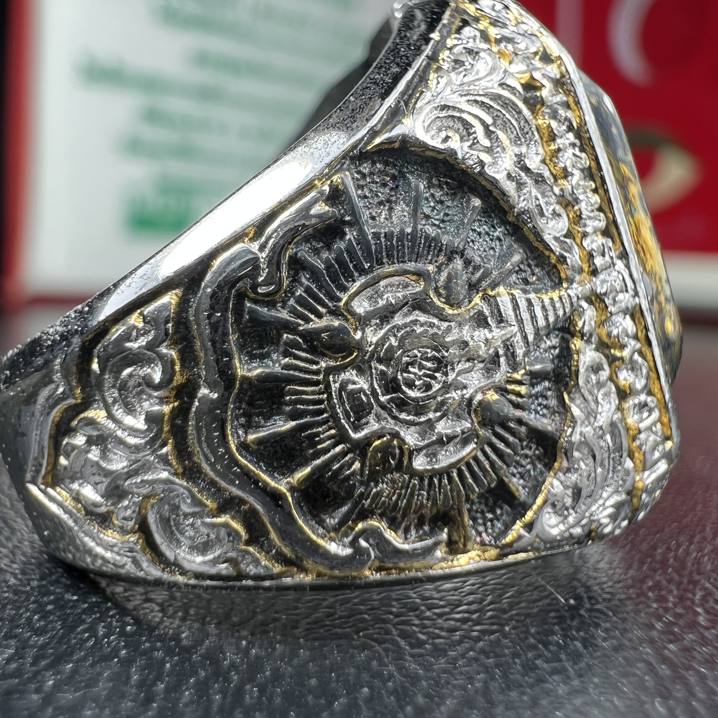 แหวนพระพุทธชินราช ภปร. ในวโรกาสเฉลิมพระชนมายุ6รอบ 5ธันวาคม2542 มูลนิธิพิทักษ์ดวงตาประชาชน จัดสร้าง แหวนเนื้อเงินเคลือบทองคำบริสุทธิ์ประดับเพชร CZ เกรดนอก ตอกโค๊ตและหมายเลข 2006(ผลรวมได้ 8 เลขมงคลเจริญมั่งคั่ง อุดมสมบูรณ์) พร้อมกล่องบรรจุเดิมครบ(หายาก)