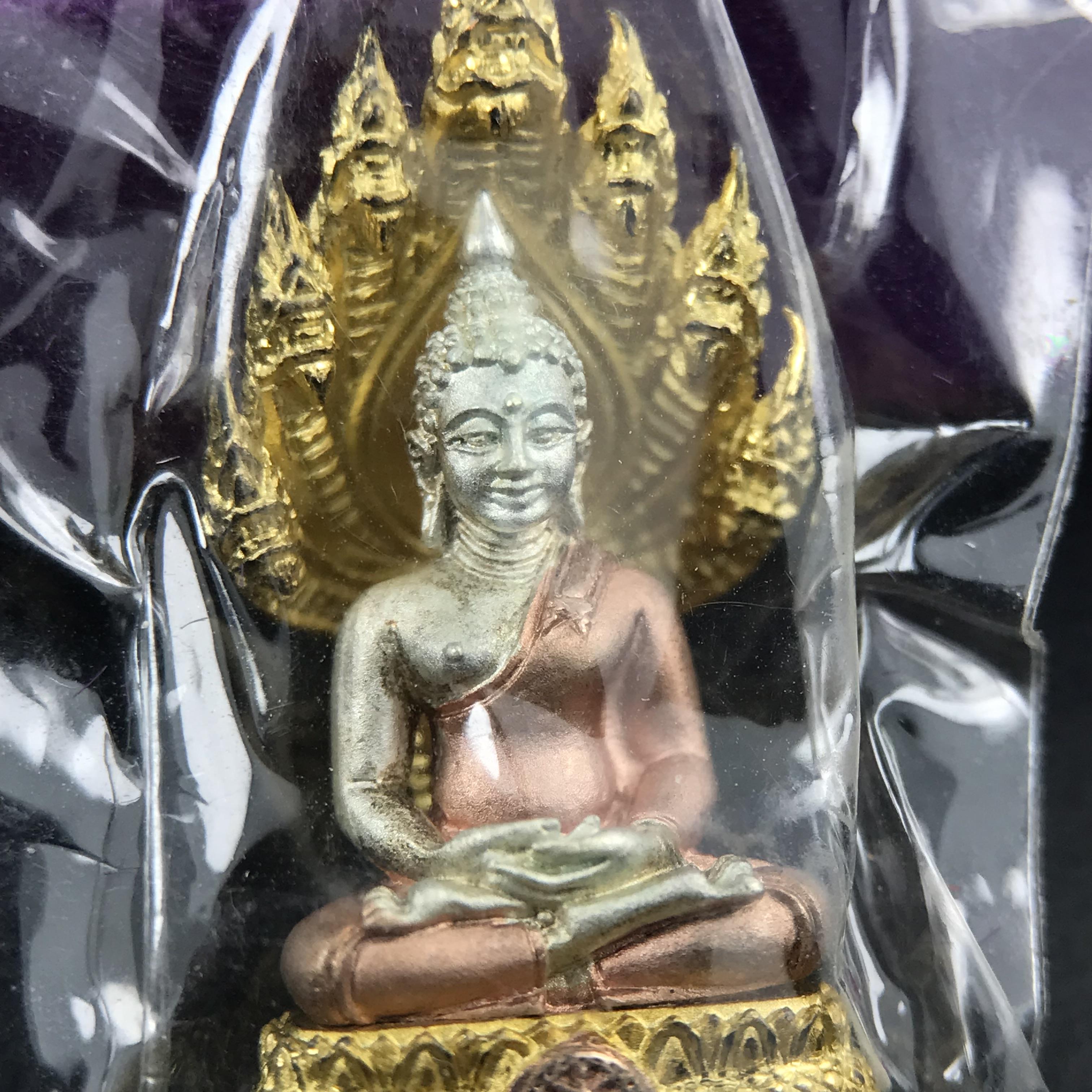 พระนาคปรก สธ. รุ่นสร้างพระอุโบสถเฉลิมพระเกียรติ 4 รอบ 84 พรรษา สมเด็จพระเทพรัตนราชสุดาฯ วัดบวรนิเวศวิหาร ปี 2543 พิมพ์เล็ก เนื้อเงินบริสุทธิ์ ชุบสามกษัตริย์แบบพ่นทรายขัดเงาบางส่วน(สภาพสวย ซีนซองกล่องบรรจุเดิม)พิธีใหญ่ พุทธศิลป์งดงาม หายาก (1 ใน 2999 องค์)