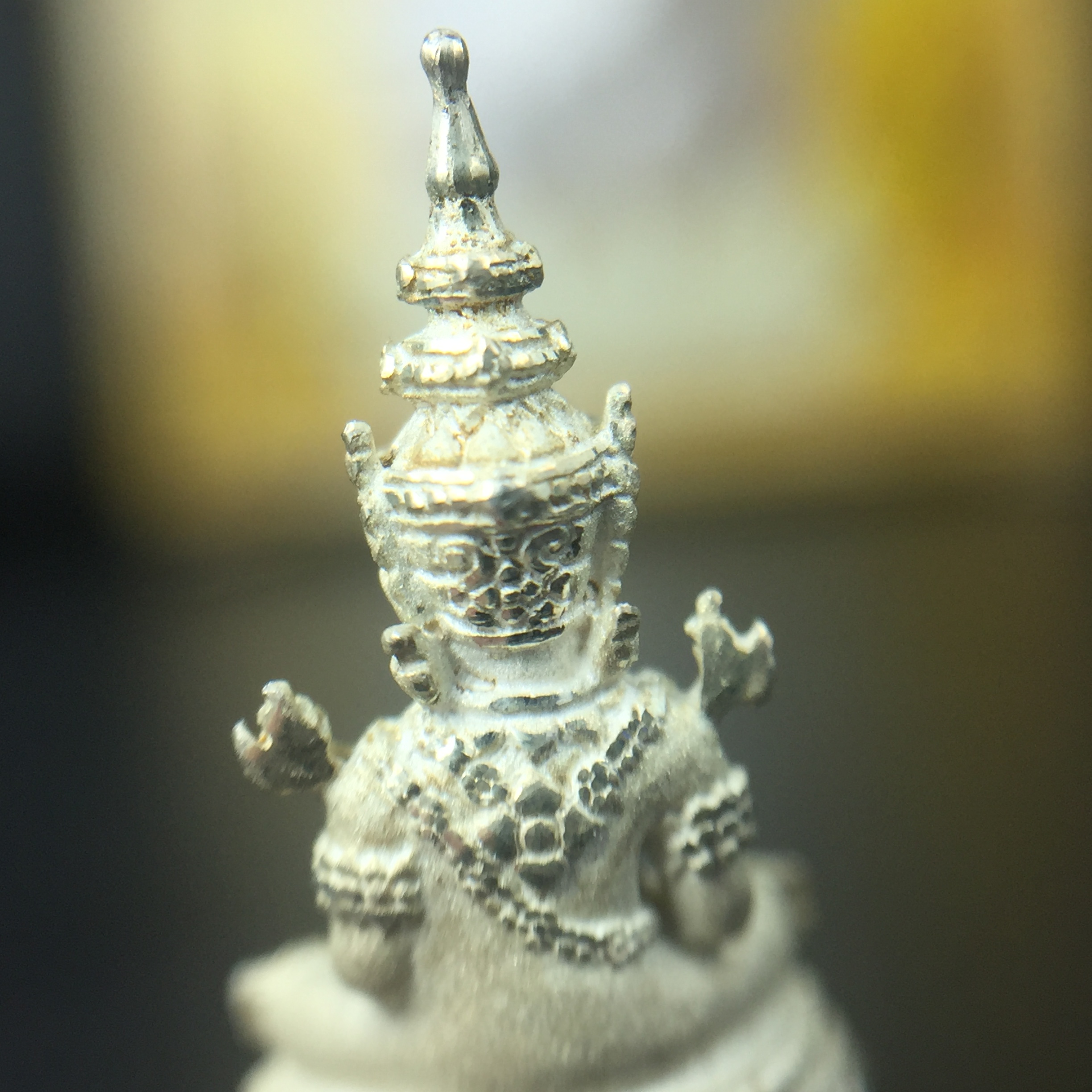 พระแก้วมรกต(จำลอง)ลอยองค์ ขนาดหน้าตัก 1/4 นิ้ว ทรงเครื่องฤดูร้อน เนื้อเงิน ตราสัญลักษณ์ฉลองสิริราชสมบัติครบ 60 ปี พ.ศ.2549