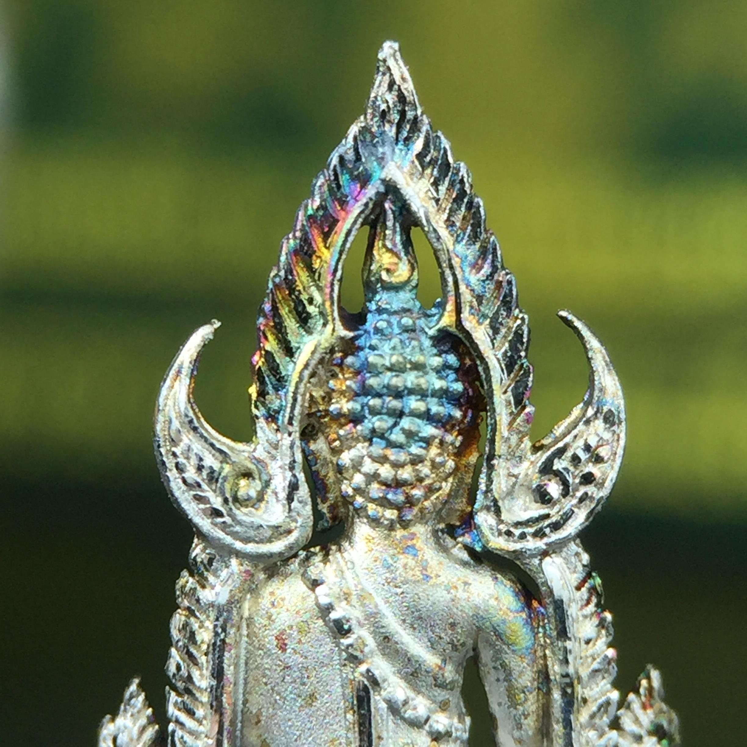 พระพุทธชินราช(จำลอง) ภปร. 84 พรรษา เนื้อเงินชุบทองคำขาว พิมพ์เล็กขนาดหน้าตัก 1/4 นิ้ว (สภาพผิวเดิมขึ้นสีรุ้งธรรมชาติ สวยเสน่ห์พระเนื้อเงิน สีสันที่ธรรมชาติสรรค์สร้าง) (พระราชทานมวลสาร จิตรลดาและเส้นพระเจ้า(เส้นผม ร.9))พุทธศิลป์ทรงคุณค่าอีกหนึ่งรุ่นยอดนิยม