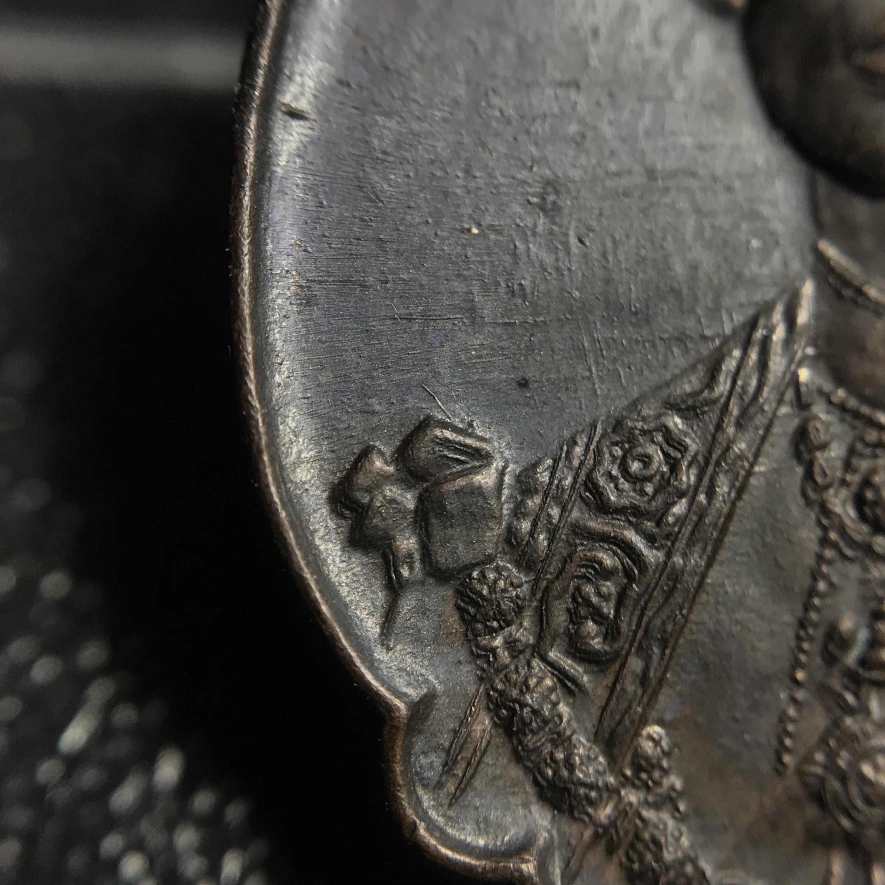 เหรียญ ร.9 ทรงเฉลิมพระชนมพรรษาครบ 4 รอบ ปี2518 (เนื้อทองแดงบล็อกวงเดือนล่าง)หายากนิยมที่สุด