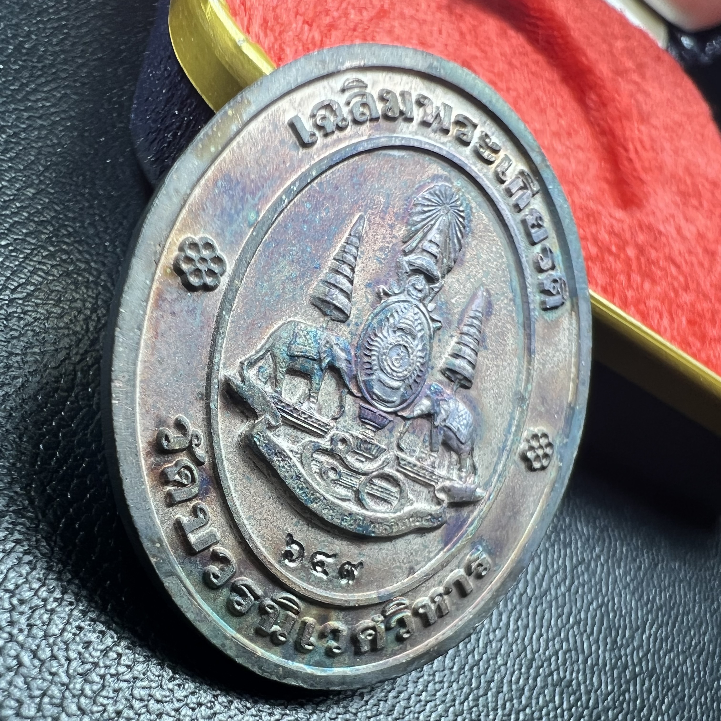 เหรียญสมเด็จพระญาณสังวร สมเด็จพระสังฆราช วัดบวรนิเวศวิหาร รุ่นเฉลิมพระเกียรติ ปี2539 เนื้อเงินลงยา(ผิวเดิมรุ้งๆสภาพสวยสมบูรณ์ กล่องบรรจุเดิมครบ)หมายเลข 649