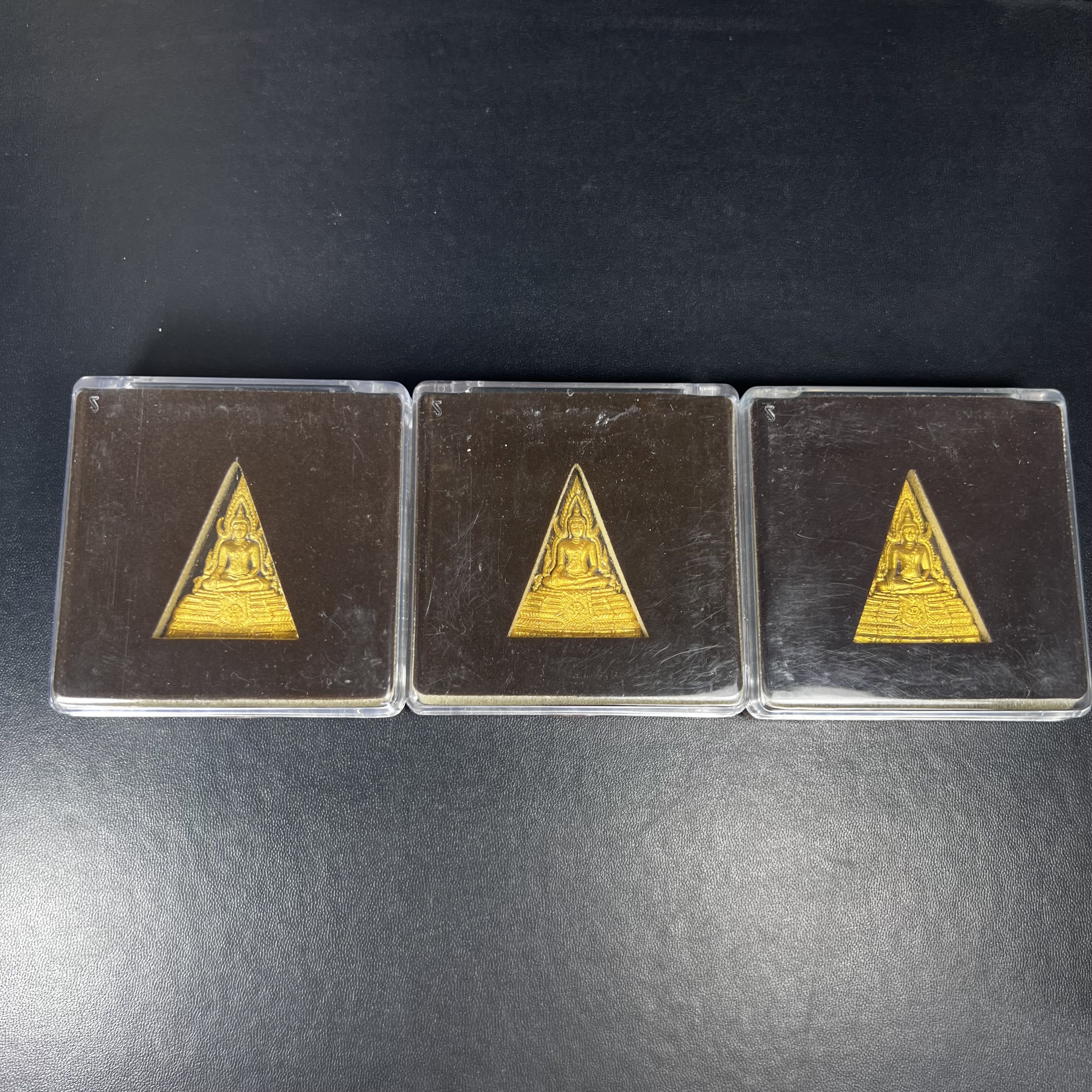 พระพุทธชินราช ภปร. โครงการ "เพราะแผ่นดินนี้ คือ แผ่นดินเกิด" ปี 2548(รุ่นแรก) พระผงหลัง ภ.ป.ร. (ทองคำ(หนัก 1.1 กรัม)+เงิน+ทองแดง(ครบชุดรวม 3 องค์) (พระราชทานเส้นพระเจ้า (เส้นผม)และมวลสารจิตรลดา)