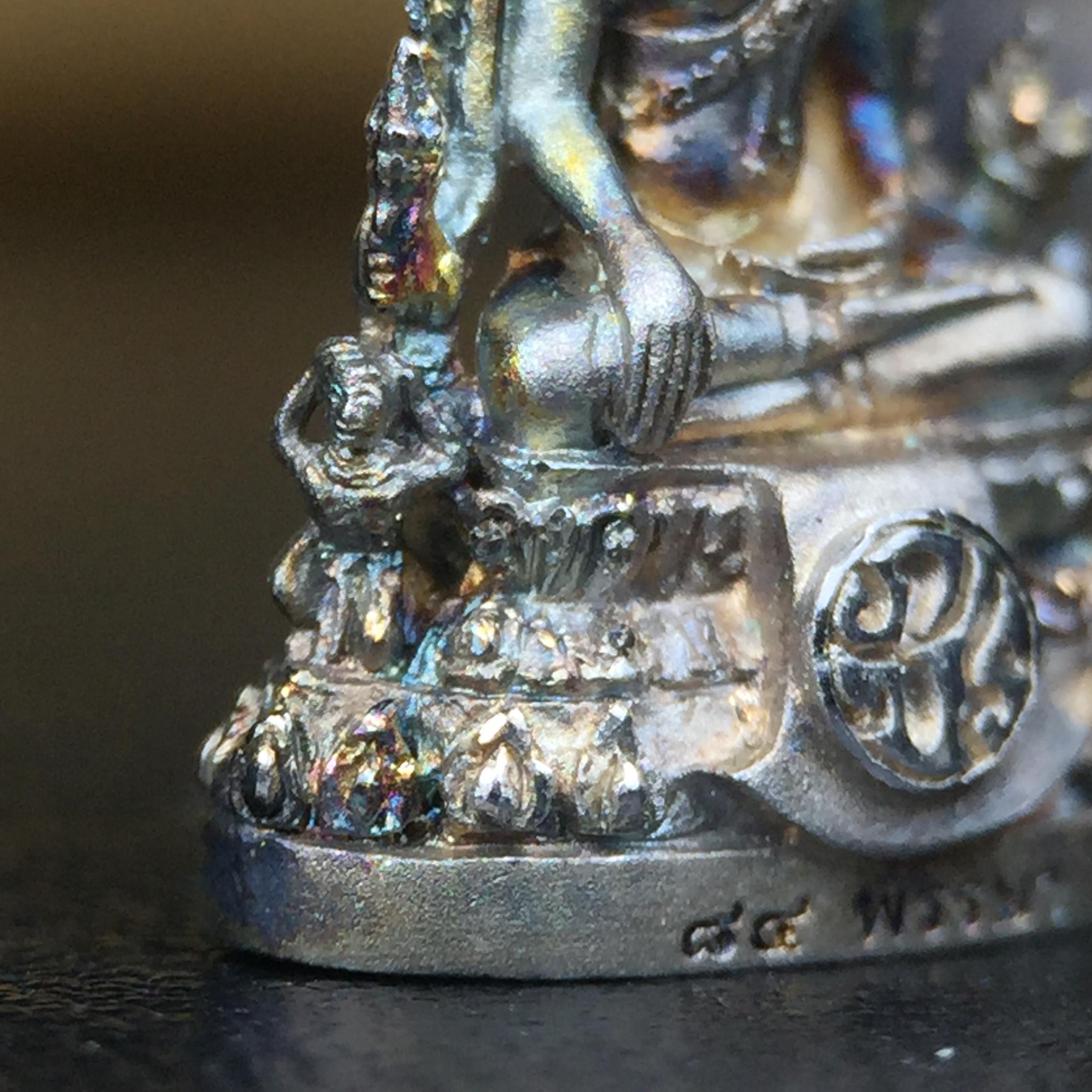 พระพุทธชินราช(จำลอง) ภปร. 84 พรรษา เนื้อเงินชุบทองคำขาว พิมพ์เล็กขนาดหน้าตัก 1/4 นิ้ว (สภาพผิวเดิมสวย ขึ้นสีรุ้งธรรมชาติ แบบนิยม)(พระราชทานมวลสาร จิตรลดาและเส้นพระเจ้า(เส้นผม))พุทธศิลป์ทรงคุณค่าอีกหนึ่งรุ่นยอดนิยม