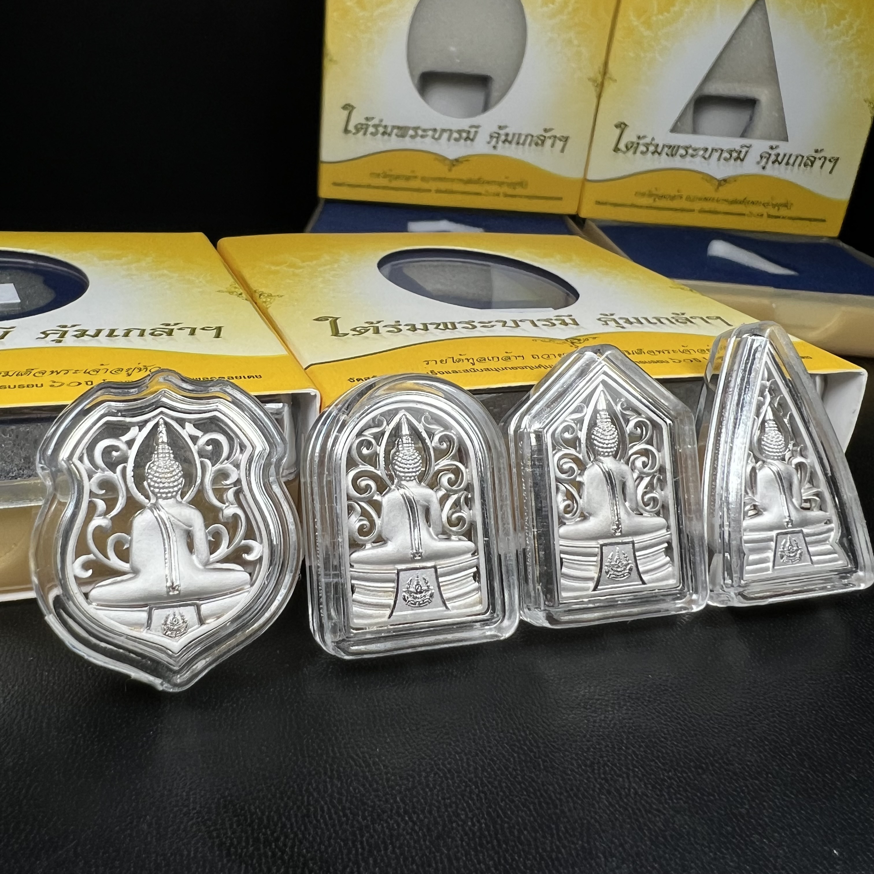 พระพุทธโสธร คุ้มเกล้าฯ ภปร.(ใต้ร่มพระบารมี คุ้มเกล้า) 60ปี รพ.ภูมิพลฯ พ.ศ.2552 เหรียญเนื้อเงิน ชุบทองคำขาว(พิมพ์ รูปอาร์ม+รูปใบมะขาม+รูปห้าเหลี่ยม+รูปสามเหลี่ยม)(1ชุด 4 พิมพ์ ครบทุกแบบที่จัดสร้าง)1 ใน 3000 เหรียญ ครบชุดหายาก
