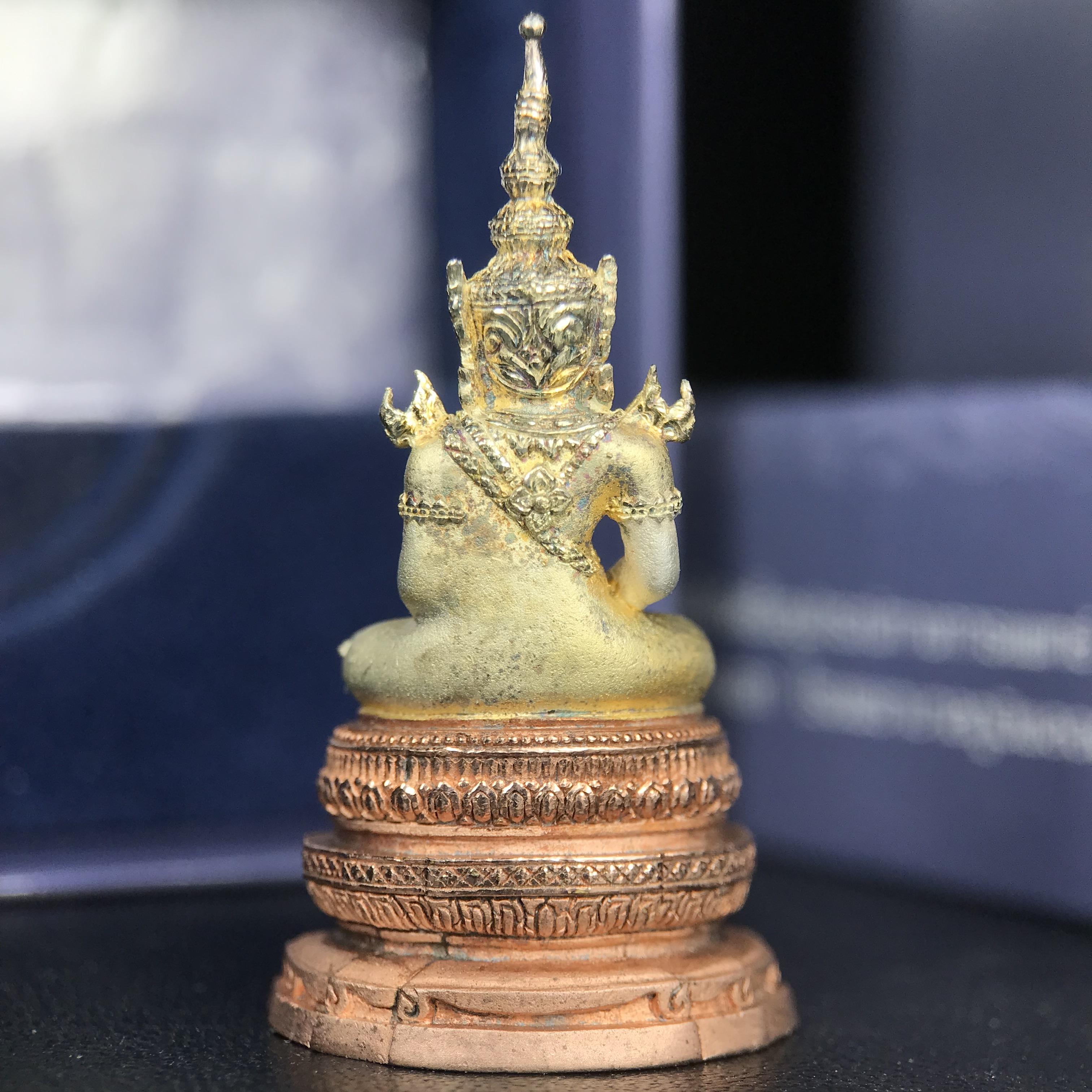 พระแก้วมรกต ภปร. ปี 2547 จัดสร้างโดยโรงพยาบาลภูมิพลอดุลยเดช เนื้อเงิน(3 กษัตริย์) ลอยองค์ หน้าตัก 1/2 นิ้ว สูง 3.7 ซม.พิธีมหามังคาภิเษก ณ พระอุโบสถวัดพระศรีรัตนศาสดาราม(วัดพระแก้ว) งดงามทรงคุณค่าอีกหนึ่งรุ่นยอดนิยม หายาก(องค์หมายเลข ๑๔๑๔)