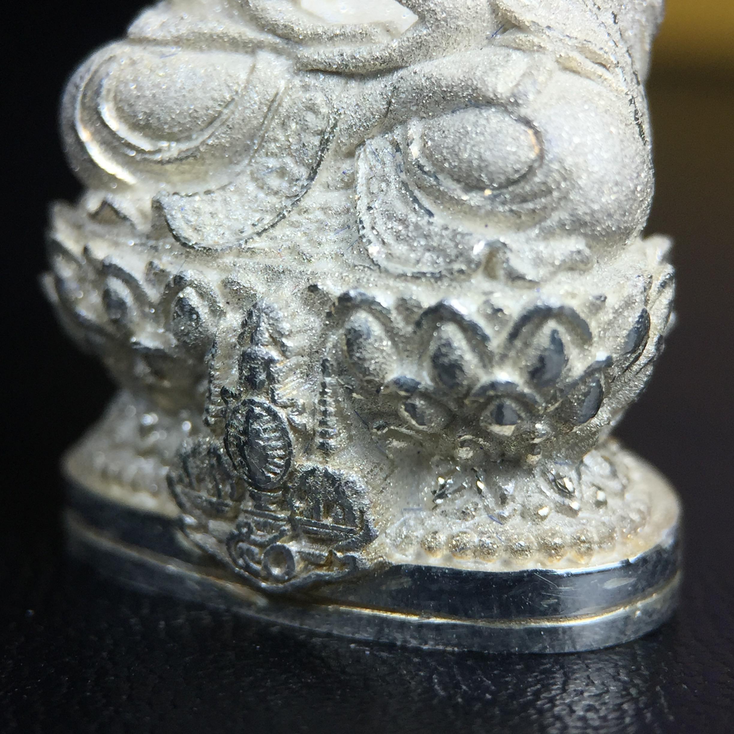 พระกริ่งจีน "ต้าเยิ่นถะ" รุ่น กาญจนาภิเษก ครองราชย์ 50 ปี วัดบวรนิเวศวิหาร ปี2538 เนื้อเงินพ่นทรายขัดเงาบางส่วน 99.99% สูง 3.8 ซม. (คัดสภาพสวยเดิม พิธีใหญ่ พุทธศิลป์งดงาม)1 ใน 6001 องค์