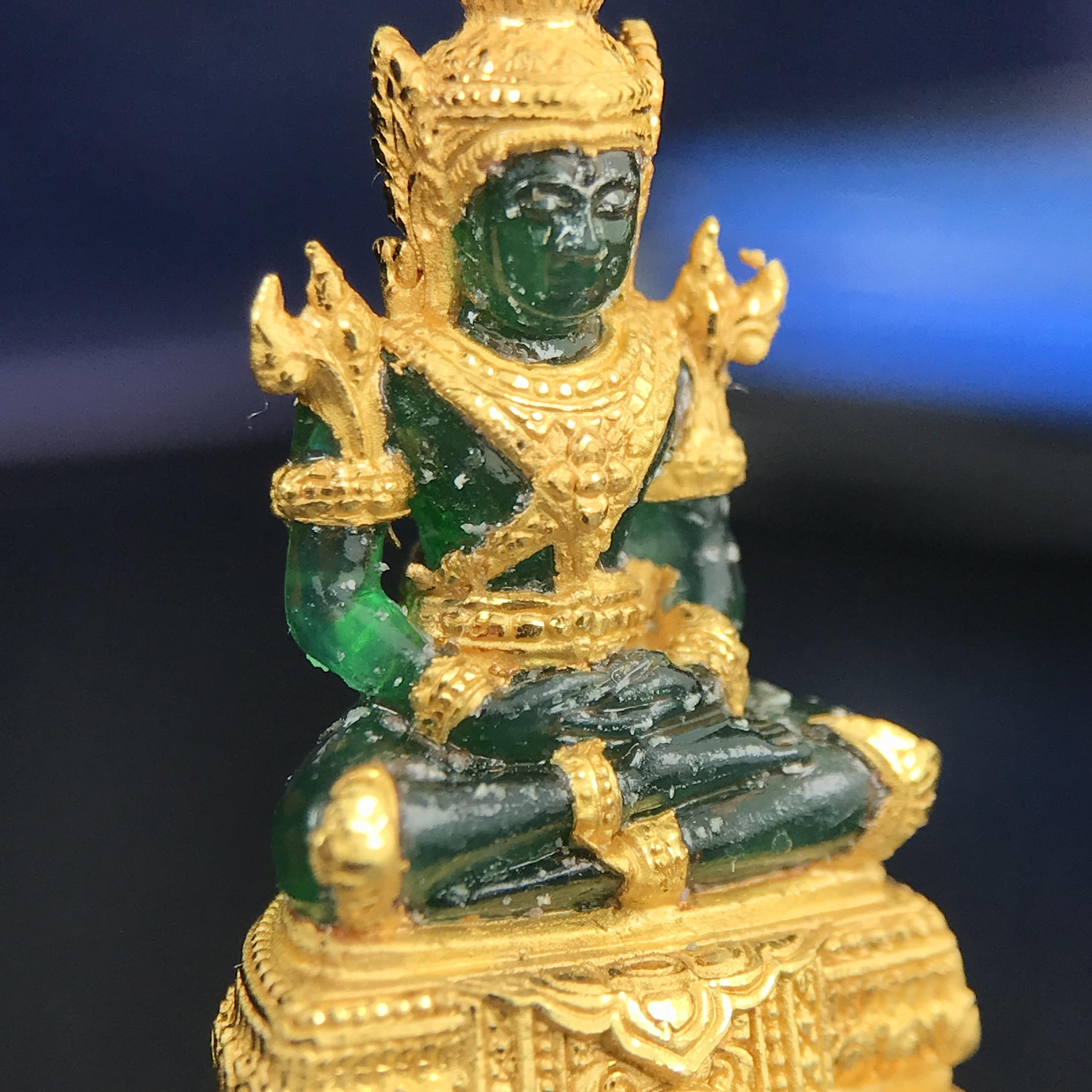 พระแก้วมรกต ภปร. จัดสร้างโดย รพ.ภูมิพลฯ ปี2547 ลอยองค์ขนาดหน้าตัก 1/2 นิ้ว เนื้อเรซิ่นหุ้มทองคำ99.99 งดงามทรงคุณค่าอีกหนึ่งรุ่นยอดนิยม หายาก