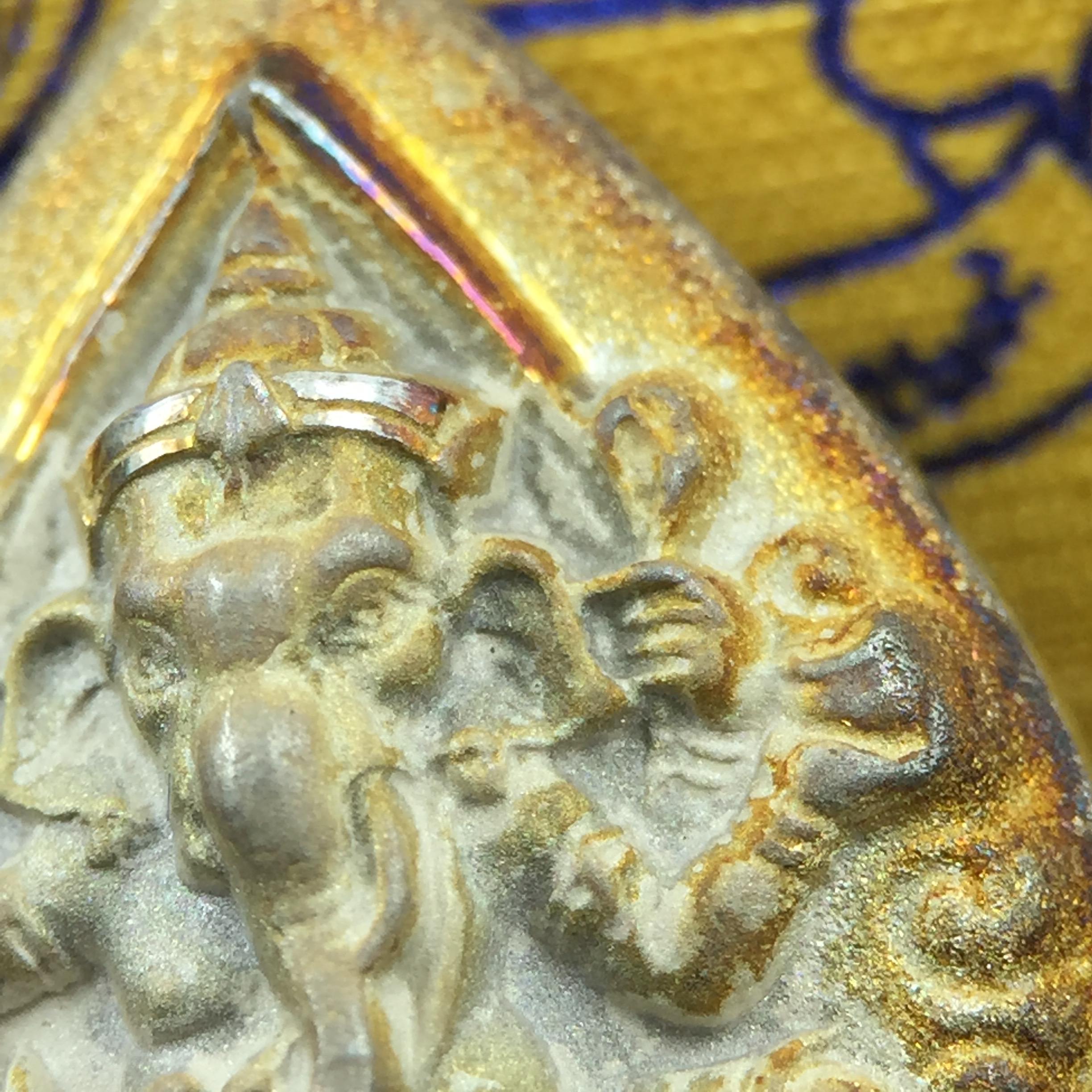 เหรียญพระพิฆเนศวร ญสส. ชุดกาญจนาภิเษกครองราชย์ 50 ปี พุทธศักราช 2538 พิมพ์ใหญ่(2.9 ซม.) เนื้อเงินผิวเดิมขึ้นสีรุ้งงดงามธรรมชาติสร้างสรรค์ สภาพสวยเดิมพร้อมกล่องบรรจุเดิม ตอกโค๊ดหมายเลขกำกับ(1ใน 5539องค์)