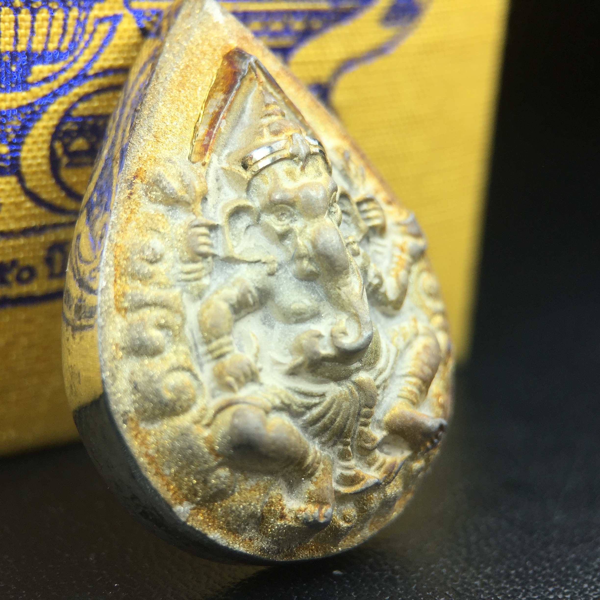 เหรียญพระพิฆเนศวร ญสส. ชุดกาญจนาภิเษกครองราชย์ 50 ปี พุทธศักราช 2538 พิมพ์ใหญ่(2.9 ซม.) เนื้อเงินผิวเดิมขึ้นสีรุ้งงดงามธรรมชาติสร้างสรรค์ สภาพสวยเดิมพร้อมกล่องบรรจุเดิม ตอกโค๊ดหมายเลขกำกับ(1ใน 5539องค์)