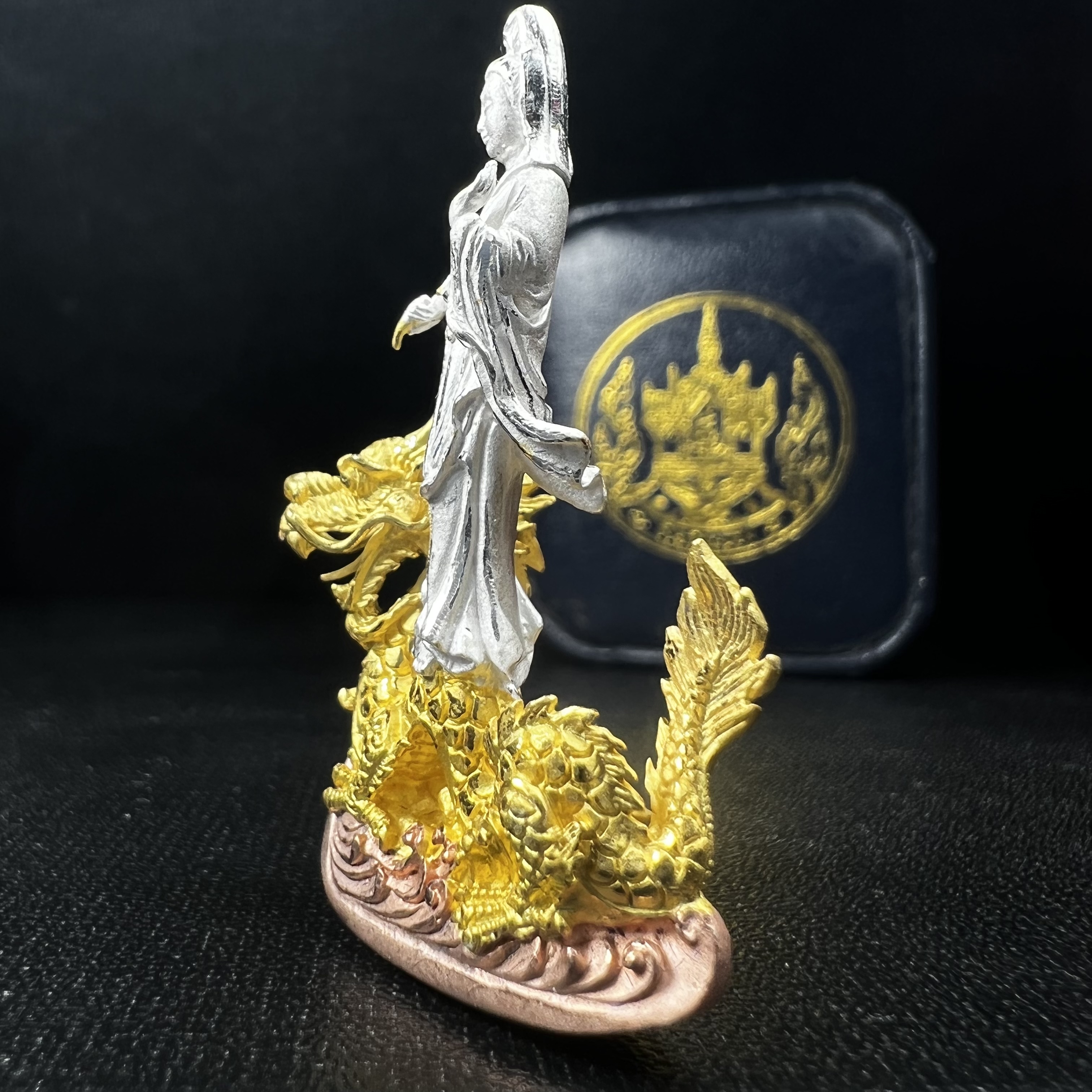 รูปหล่อลอยองค์พระโพธิสัตว์กวนอิม ทรงประทับมังกร จ.ระนอง เนื้อเงินสามกษัตริย์(พบเจอน้อยหายาก) พิมพ์ใหญ่(คัดสภาพผิวเดิม สวยงดงาม ทรงคุณค่า) เฉลิมฉลองในวโรกาสที่พระบาทสมเด็จพระเจ้าอยู่หัวทรงครองสิริราชสมบัติครบ 50 ปี จ.ระนอง พ.ศ.2539