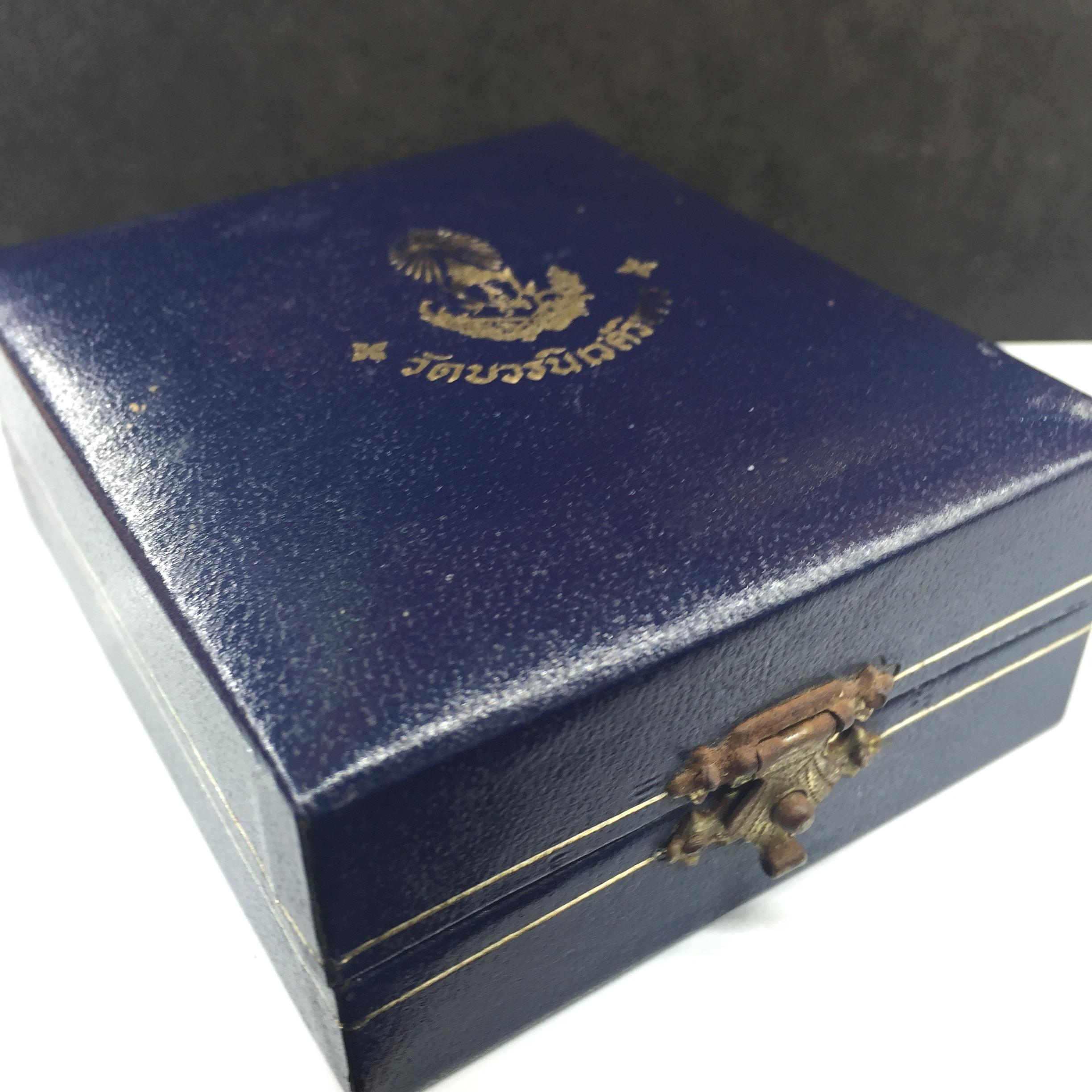 พระกริ่ง-พระชัยวัฒน์ไพรีพินาศ วัดบวรนิเวศวิหาร รุ่นผ้าป่าสิงห์บุรี ปี2528(กล่องหนังนิยม)