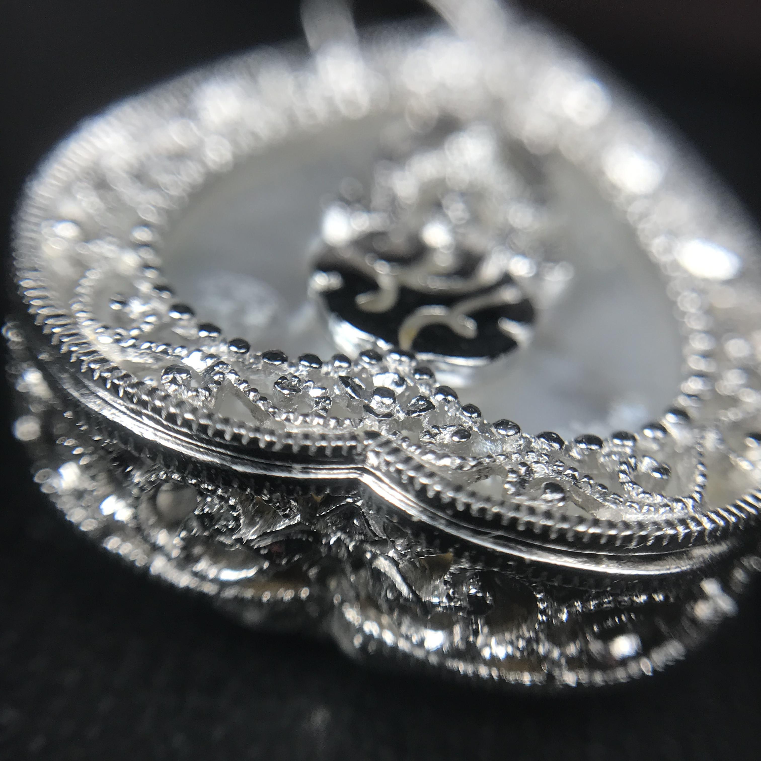 พระพุทธชินราช ภปร. โครงการ "เพราะแผ่นดินนี้ คือ แผ่นดินเกิด" ปี2548(รุ่นแรก) เหรียญทรงใบโพธิ์ ขนาด 21 x 29 มม. เนื้อเงินสามกษัตริย์ องค์พระชุบสามกษัตริย์ ล้อมด้วยกรอบเงินชุบทองคำขาวสลักเสลาเป็นลวดลายละเอียดอ่อน ส่วนพื้นองค์พระเป็นเปลือกหอยมุข