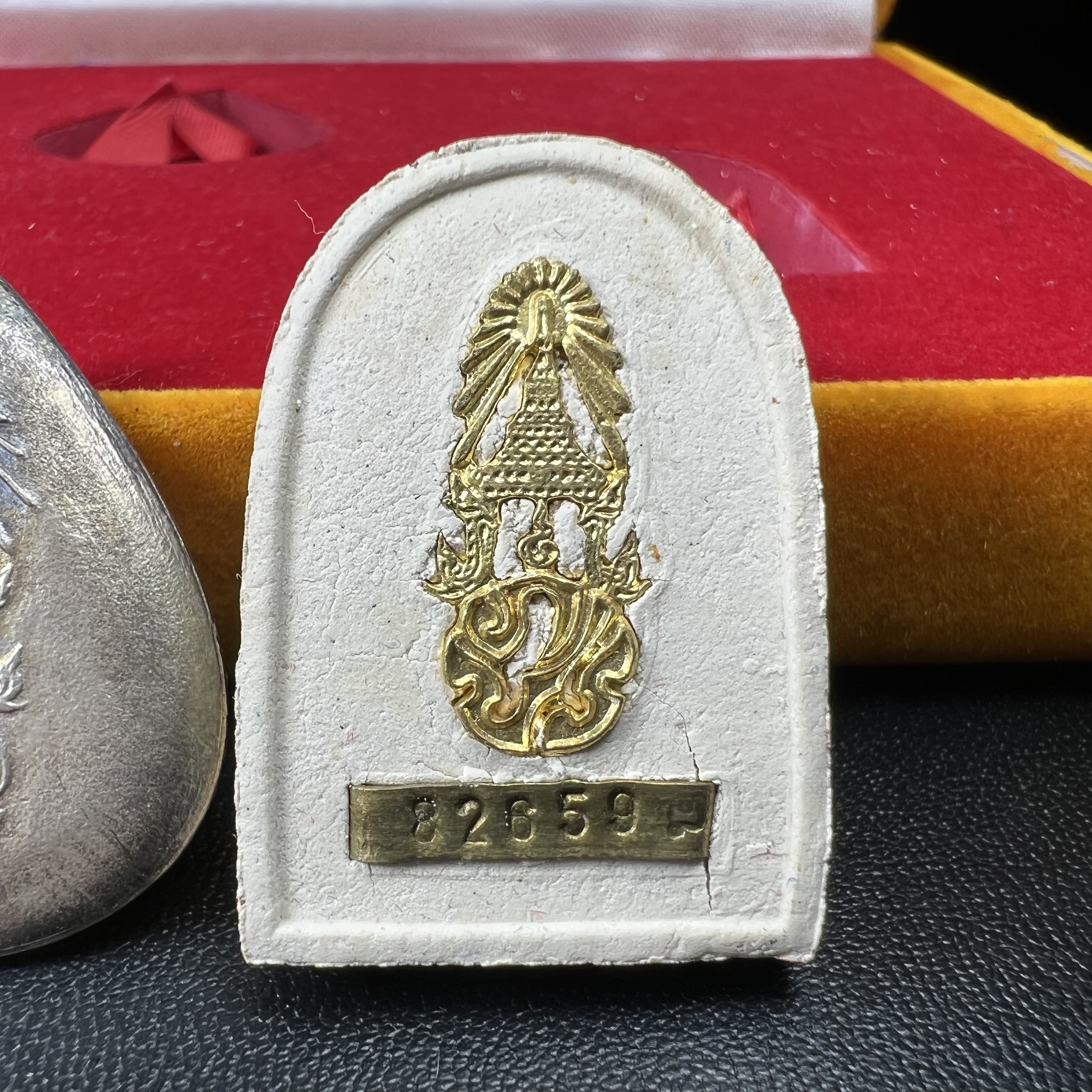 พระหลวงปู่ทวด ภปร.ปี2547 (เนื้อพิเศษกรรมการ)ทรงกลีบบัวและทรงกลีบขนุน เนื้อผงสมเด็จฯ(โรยผงตะไบ ชนวนเก่า) พร้อมเหรียญพระพุทธสิหธรรมมงคล ภปร. ทรงหยดน้ำ เนื้อเงินแท้ กล่องบรรจุเดิมครบ(1ชุด 3 องค์)(หายาก)