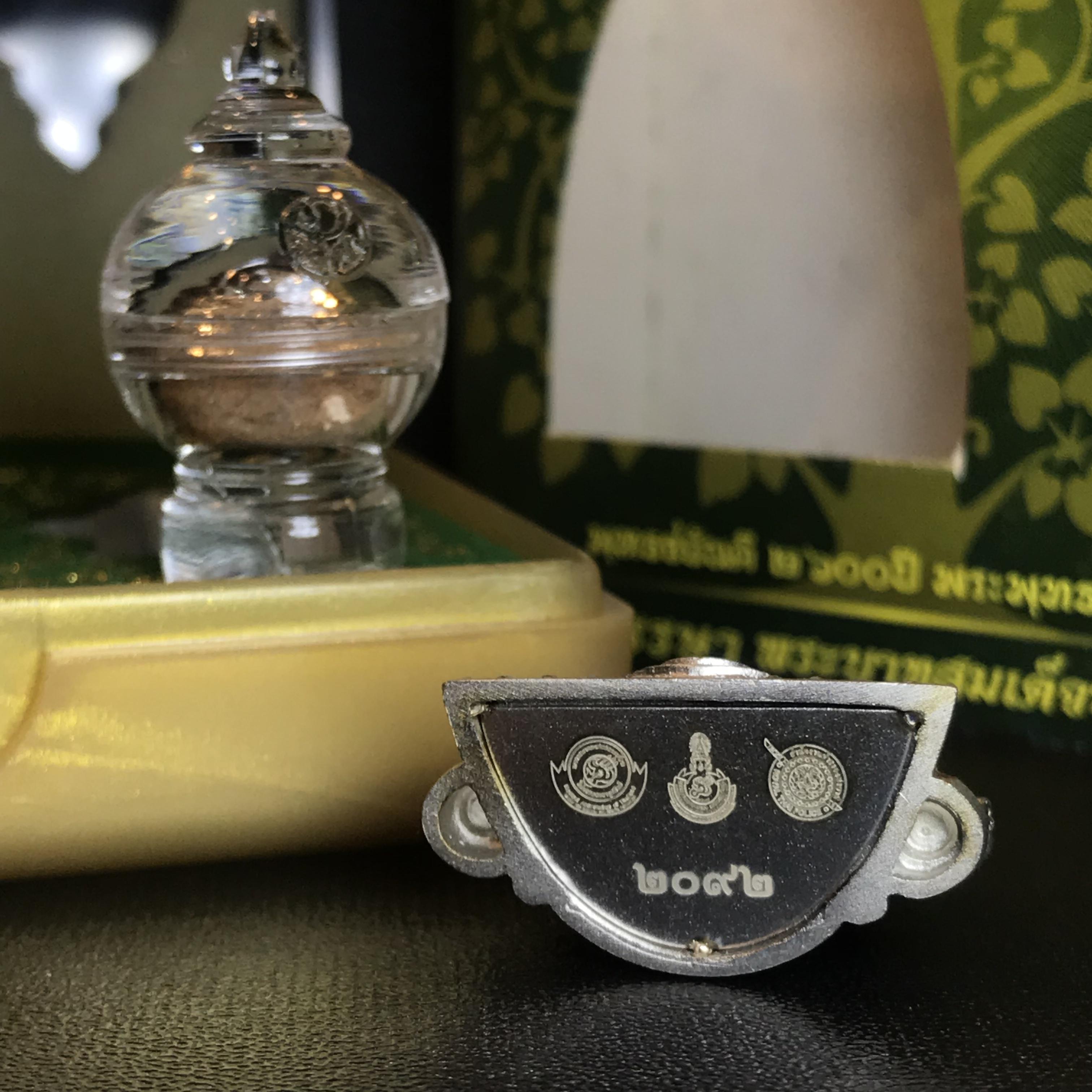 พระพุทธชินราช(จำลอง) ภปร. 84 พรรษา เนื้อเงินชุบทองคำขาว พิมพ์กลางขนาดหน้าตัก 1/2 นิ้ว(1ใน5000องค์) )(พระราชทานมวลสาร จิตรลดาและเส้นพระเจ้า(เส้นผม)รัชกาลที่9)