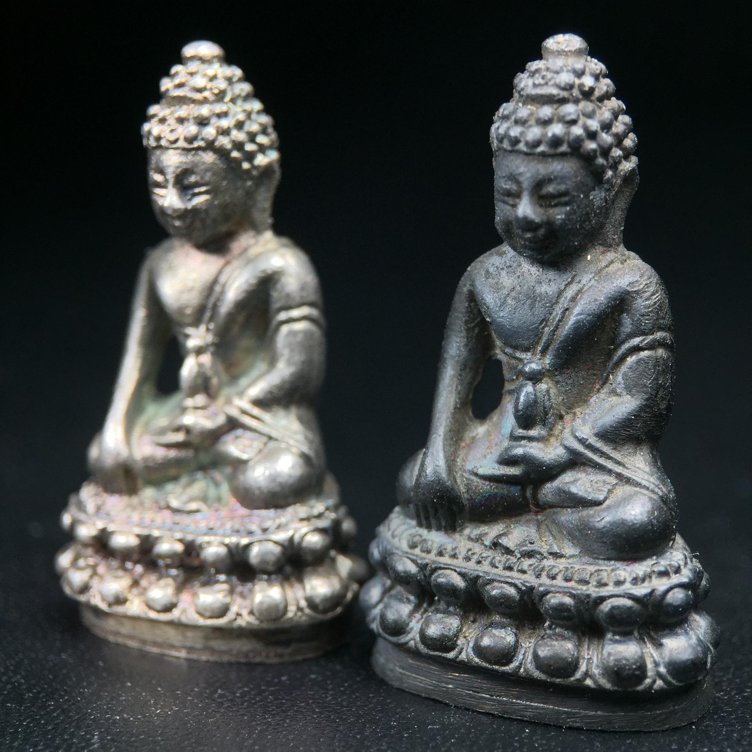 พระกริ่งศาสดา ภปร. วัดบวรนิเวศวิหาร ปี 2532 จัดสร้างในโอกาสสองทศวรรษรามาธิบดี เพื่อศูนย์การแพทย์สิริกิติ์ เนื้อเงิน+เนื้อนวโลหะ(1ชุดรวม 2 องค์) (พิธีใหญ่ มวลสารมงคล สวยงามเข้มขลัง)สมเด็จพระญาณสังวร สมเด็จพระสังฆราชฯเสด็จเททอง