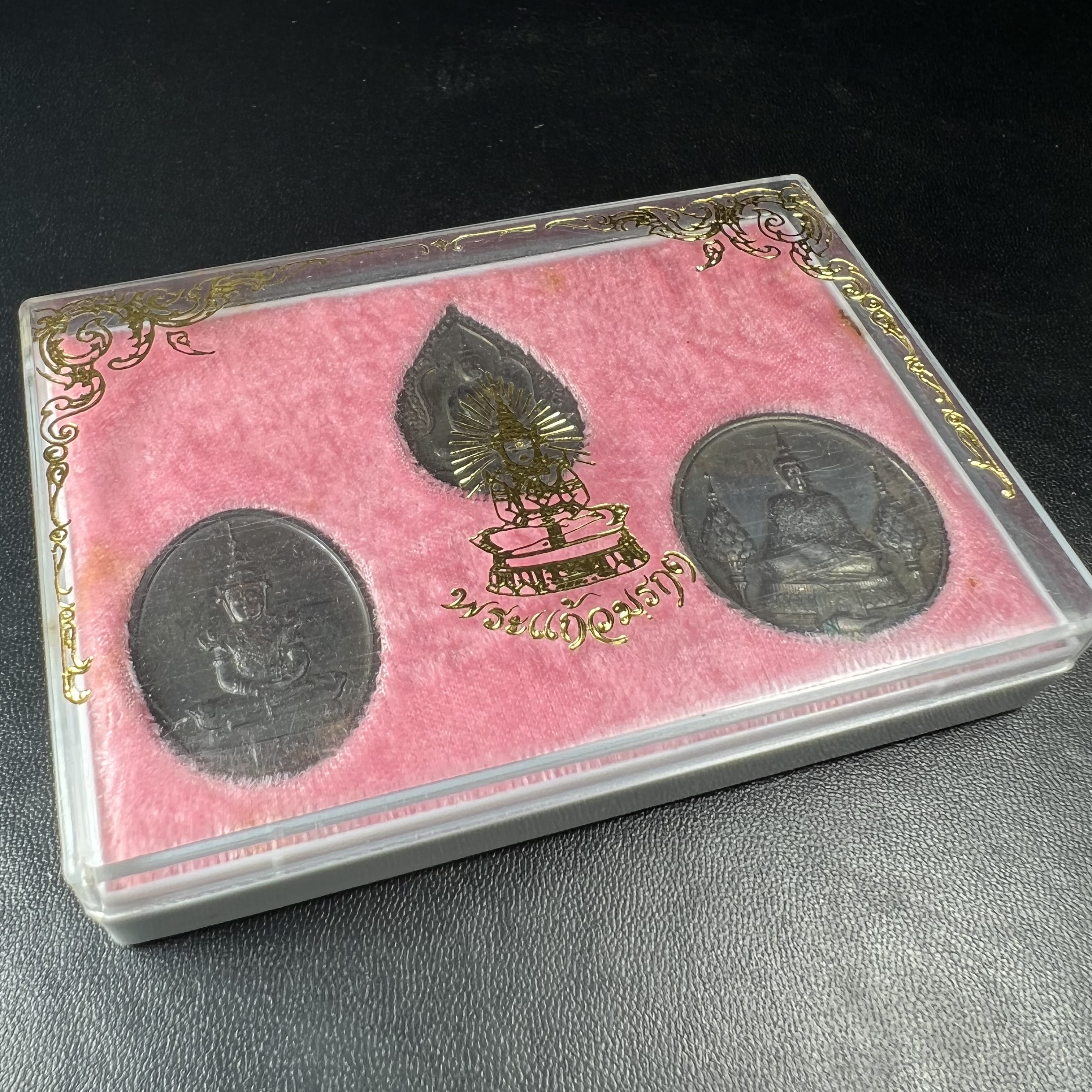 เหรียญพระแก้วมรกตหลัง ภปร. ฉลองกรุงรัตนโกสินทร์ครบ 200 ปี พ.ศ.2525 เนื้อทองแดงกล่องบรรจุเดิมครบ3พิมพ์(บล็อกพระราชศรัธา)(ในหลวงรัชกาลที่9 เสด็จในพิธี)