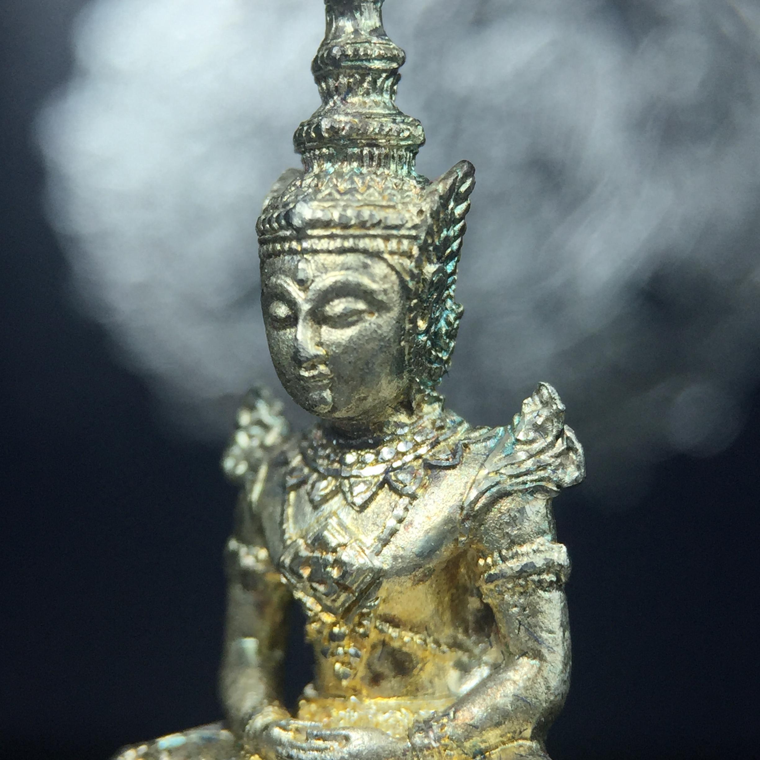 พระแก้วมรกต กรมสรรพสามิตจัดสร้างขึ้นเนื่องในโอกาสครบรอบ 64 ปีของกรมสรรพสามิต และเนื่องในวโรกาสที่พระบาทสมเด็จพระเจ้าอยู่หัวทรงครองราชย์ครบ50ปีเมื่อ พ.ศ.2539 เนื้อเงินทรายนวลขัดเงา(ผิวเดิมๆขึ้นสีรุ้งธรรมชาติสวย(สเน่ห์พระเนื้อเงินสีสันที่ธรรมชาติสรรค์สร้าง)