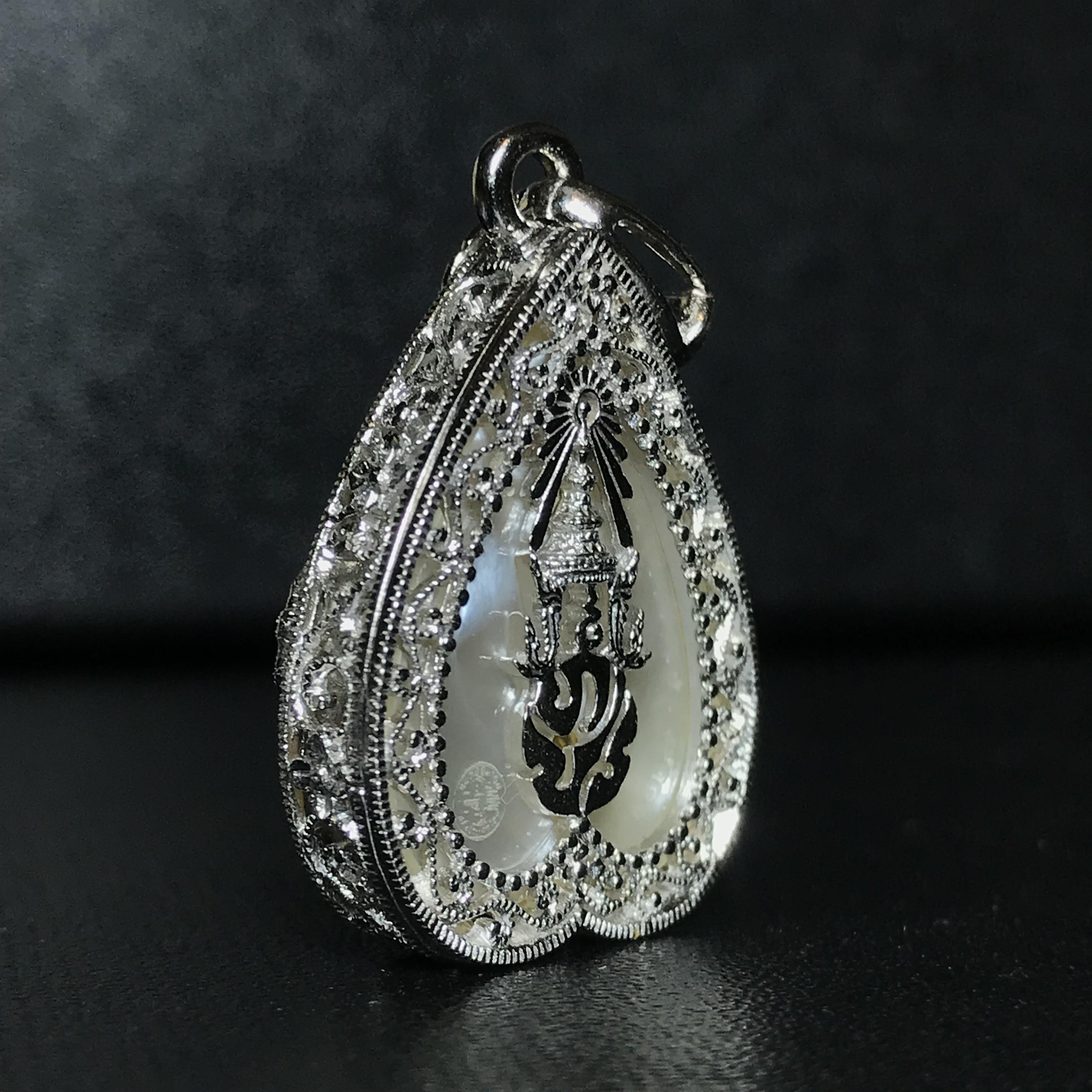 พระพุทธชินราช ภปร. โครงการ "เพราะแผ่นดินนี้ คือ แผ่นดินเกิด" ปี2548(รุ่นแรก) เหรียญทรงใบโพธิ์ ขนาด 21 x 29 มม. เนื้อเงินสามกษัตริย์