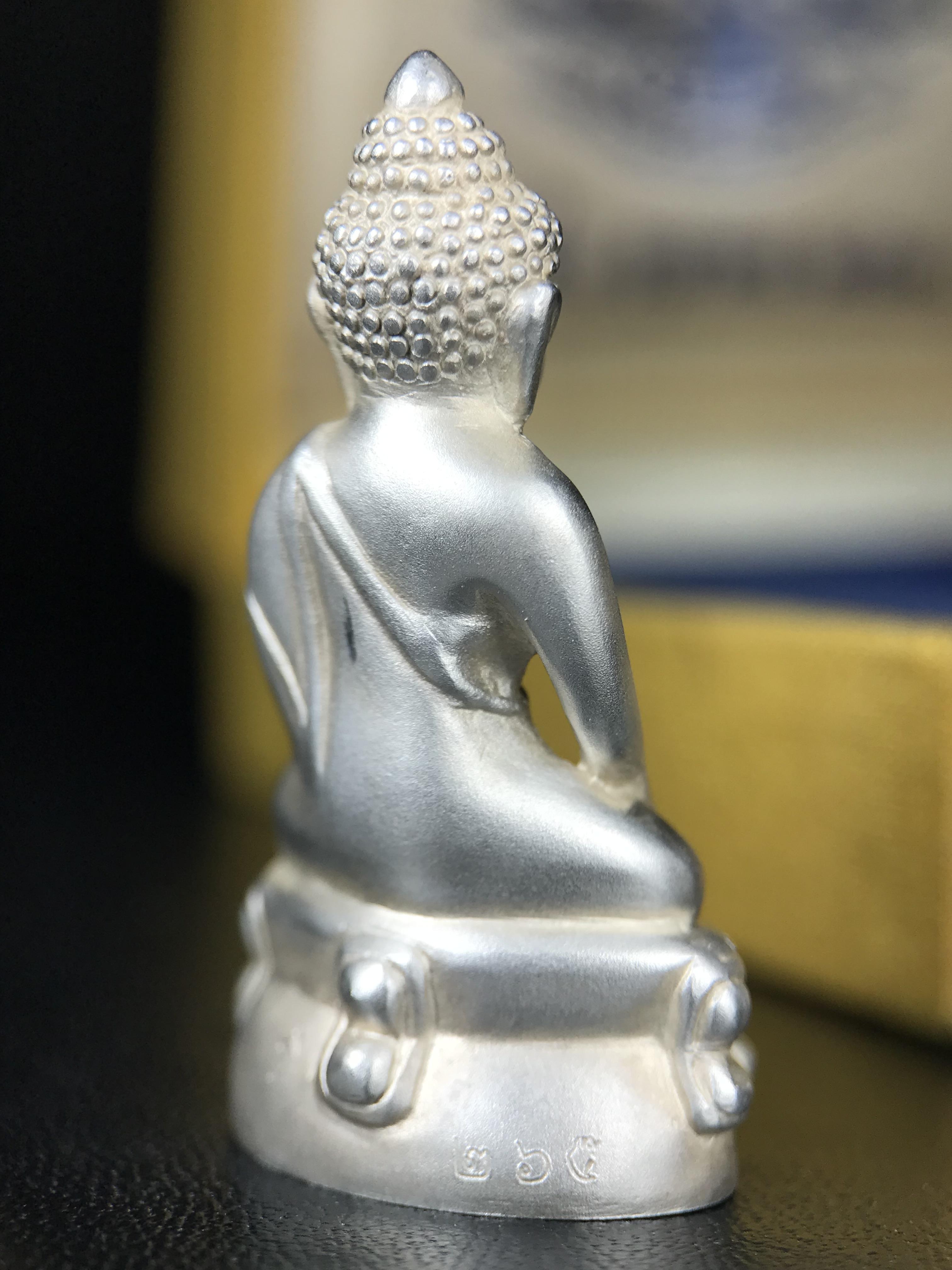 พระกริ่งสมเด็จญาณ วัดบวรนิเวศวิหาร เนื้อเงินบริสุทธิ์ 92.5% ตรากาญจนาภิเษกทองคำ(เนื้อทองคำแท้) พระราชทานแจกเมื่อ 3 ตุลาคม 2538 จัดสร้างในวโรกาส สมเด็จพระญาณสังวร สมเด็จพระสังฆราช ฉลองพระชนมายุครบ 82 พรรษา และฉลองครองราชสมบัติครบ 50 ปี รัชกาลที่ 9 (หายาก)