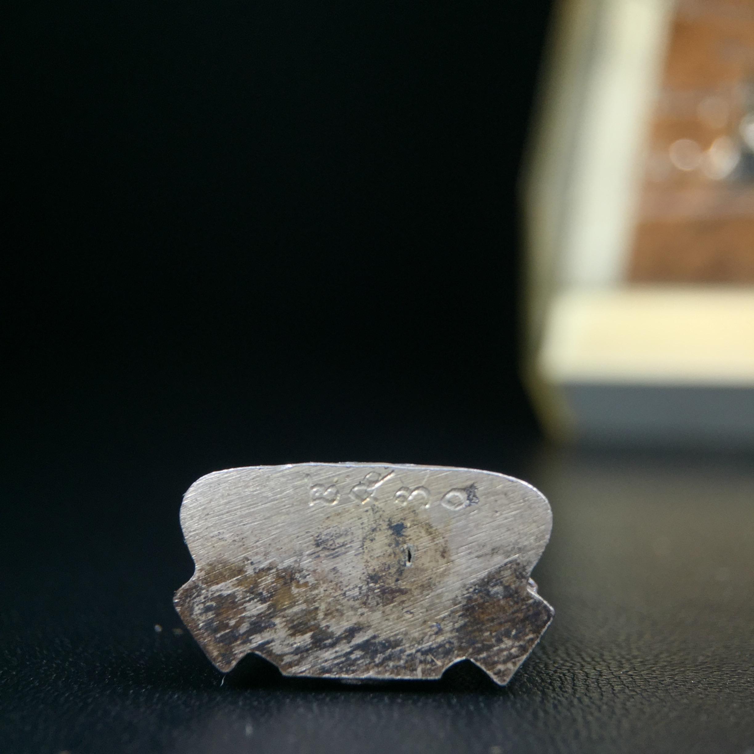 พระกริ่งพระพุทธชินราช มวก. วัดเบญจมบพิตร ปี 2519(รุ่นพิเศษ รุ่นแรก รุ่นเดียว)เนื้อเงิน(สภาพสวยผิวเดิมติดรุ้งผิวขึ้นน้ำทองสวยมีเสน่ห์ตามกาลเวลา)(ในหลวงรัชกาลที่9และสมเด็จพระราชินีเสด็จฯเททอง)(พิธีใหญ่ เกจิอาจารย์ในยุคยอดนิยมร่วมปลุกเสก) (องค์หมายเลข ๒๕๓๐)