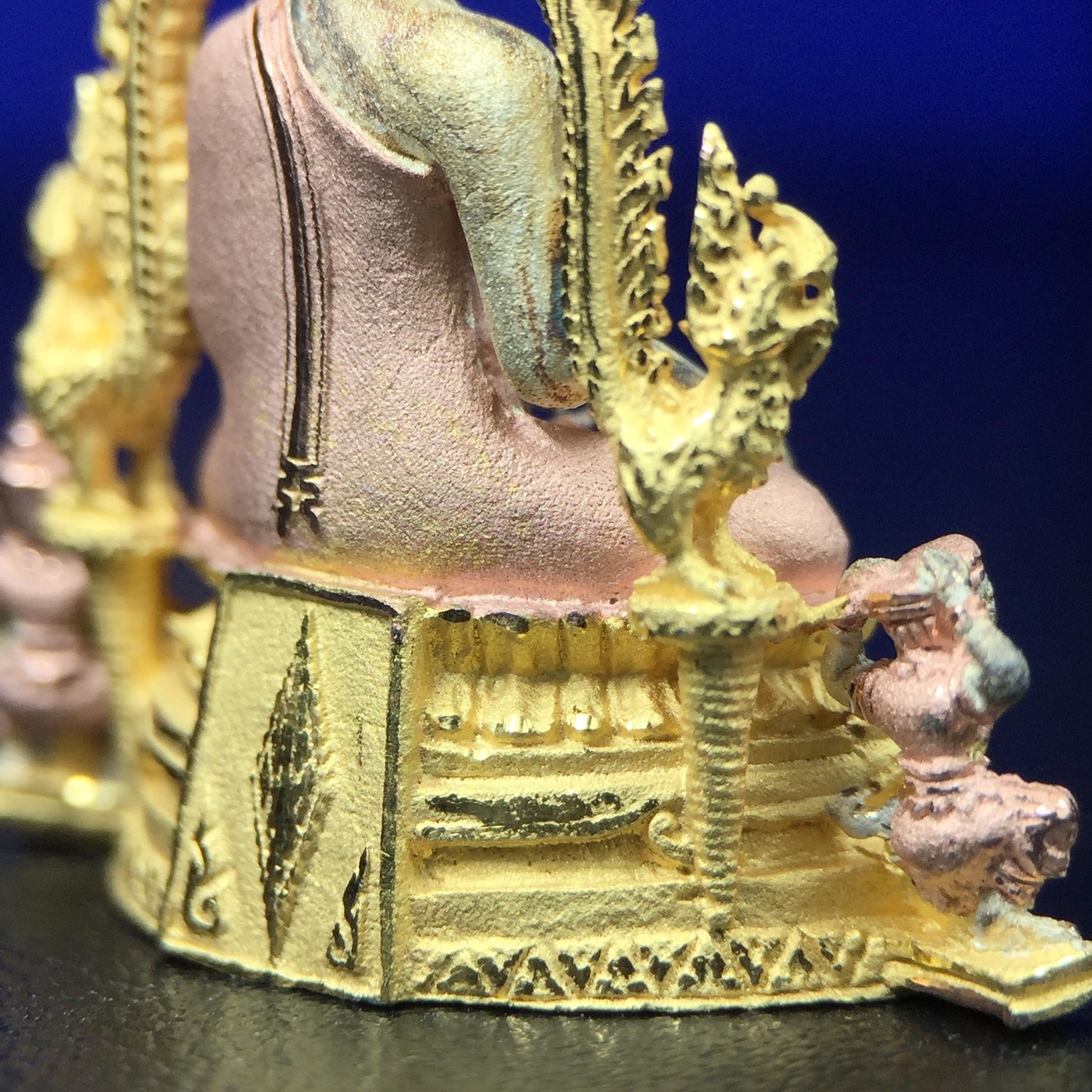 พระพุทธชินราช ภปร. ในวโรกาสพระราชพิธีมหามงคล เฉลิมพระชนมายุ6รอบ 5ธันวาคม2542 มูลนิธิพิทักษ์ดวงตาประชาชน จัดสร้าง เนื้อเงินบริสุทธิ์ 99.9% แบบสามกษัตริย์ขัดเงาบางส่วน พิมพ์ใหญ่ ขนาดสูง 3.4 ซม. พร้อมกล่องบรรจุเดิม