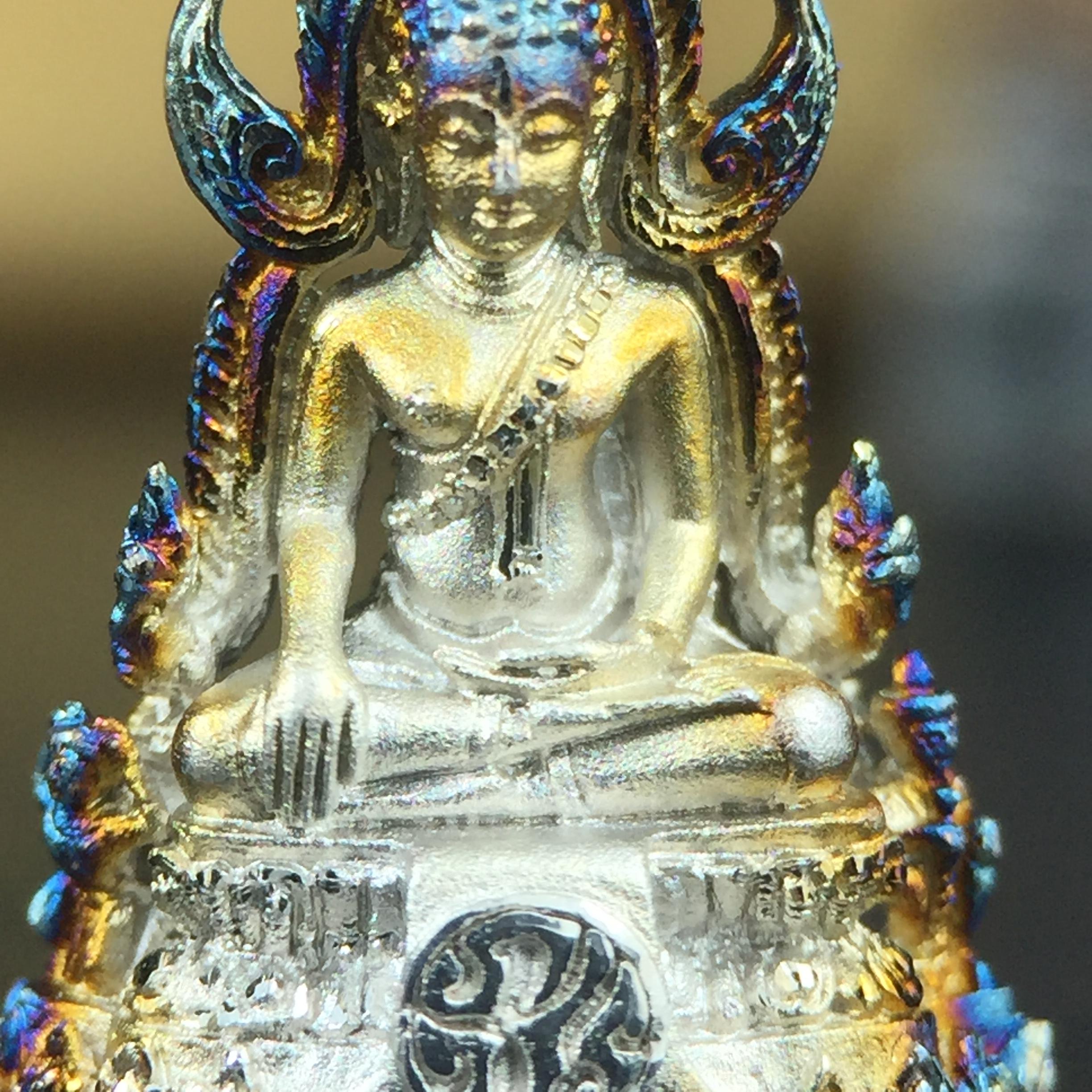 พระพุทธชินราช(จำลอง) ภปร. 84 พรรษา เนื้อเงินชุบทองคำขาว พิมพ์เล็กขนาดหน้าตัก 1/4 นิ้ว (สภาพผิวเดิมสวย ขึ้นสีรุ้งธรรมชาติ แบบนิยม)(พระราชทานมวลสาร จิตรลดาและเส้นพระเจ้า(เส้นผม))พุทธศิลป์ทรงคุณค่าอีกหนึ่งรุ่นยอดนิยม