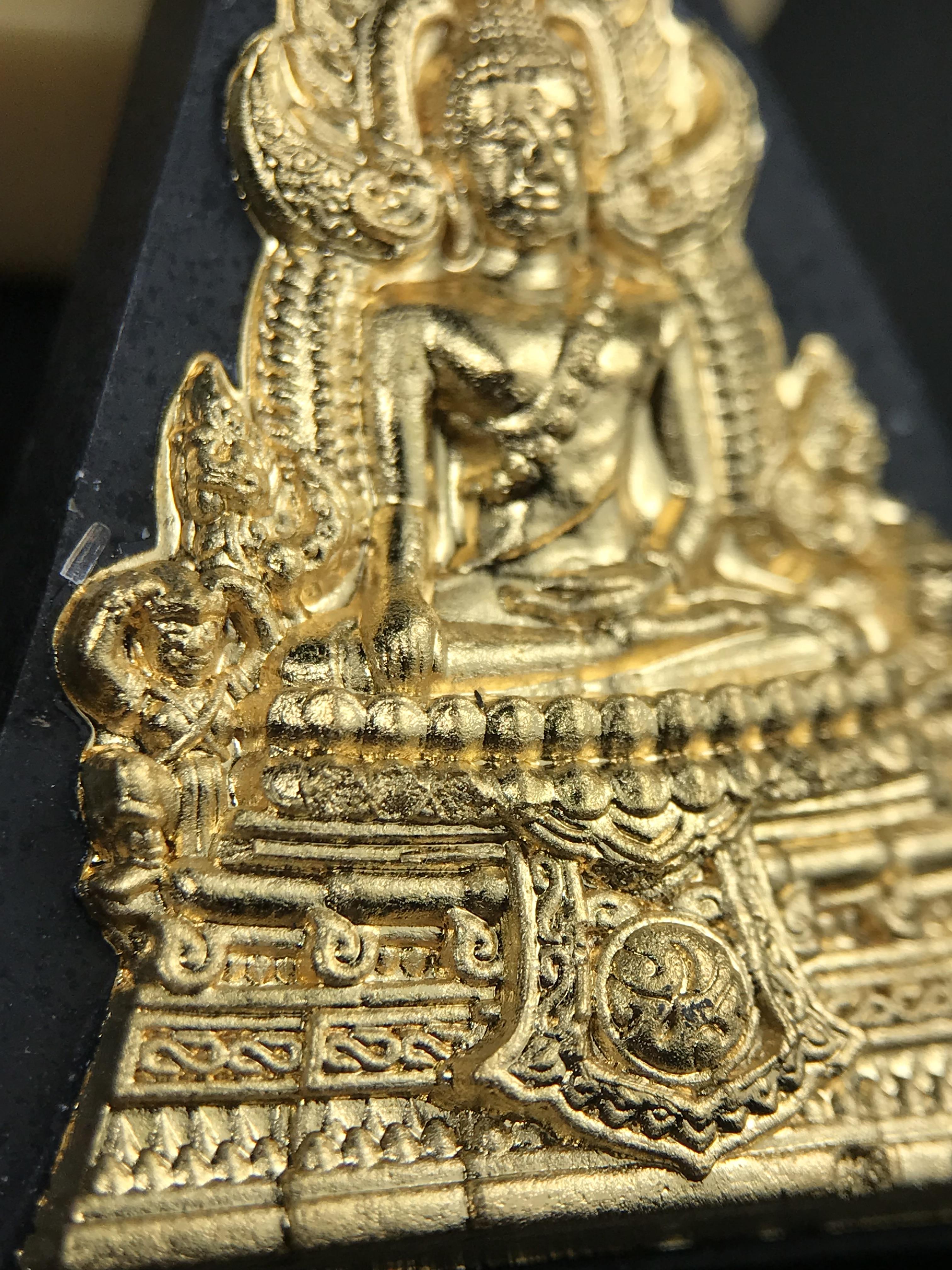 พระพุทธชินราช(จำลอง)ภปร. 84พรรษา เนื้อผงปิดทองด้านหน้า หลัง ภ.ป.ร. ยิงทอง(พระราชทานมวลสาร จิตรลดาและเส้นพระเจ้า ร.9(เส้นผม))ทรงคุณค่าอีกหนึ่งรุ่นยอดนิยม